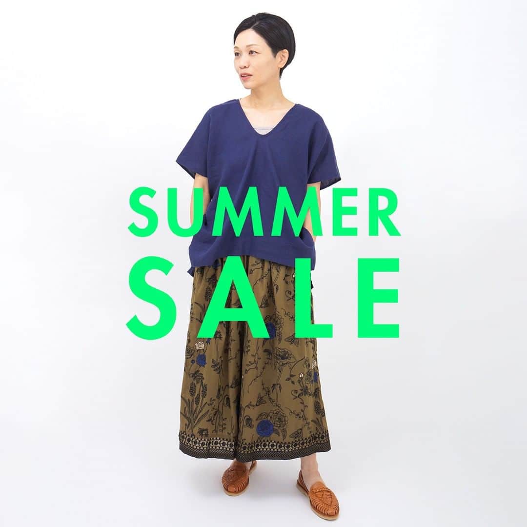 marbleSUD(マーブルシュッド) のインスタグラム：「いよいよSUMMER SALEがはじまります🌻 本日は、完売必至！注目アイテム9コーデをご紹介いたします。online shop SALEは、7月7日(金)12:00よりスタートです✨✨  コーデ⑤ ブラウス：¥7,007 パンツ：¥16,940」