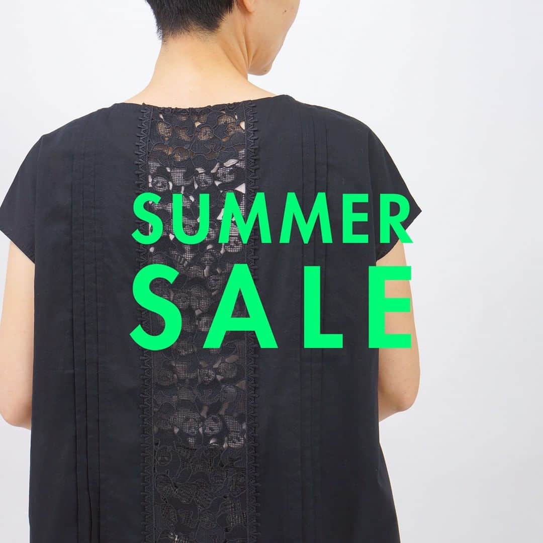 marbleSUD(マーブルシュッド) のインスタグラム：「いよいよSUMMER SALEがはじまります🌻 本日は、完売必至！注目アイテム9コーデをご紹介いたします。online shop SALEは、7月7日(金)12:00よりスタートです✨✨  コーデ⑥ トップス：¥13,090 パンツ：¥8,162」