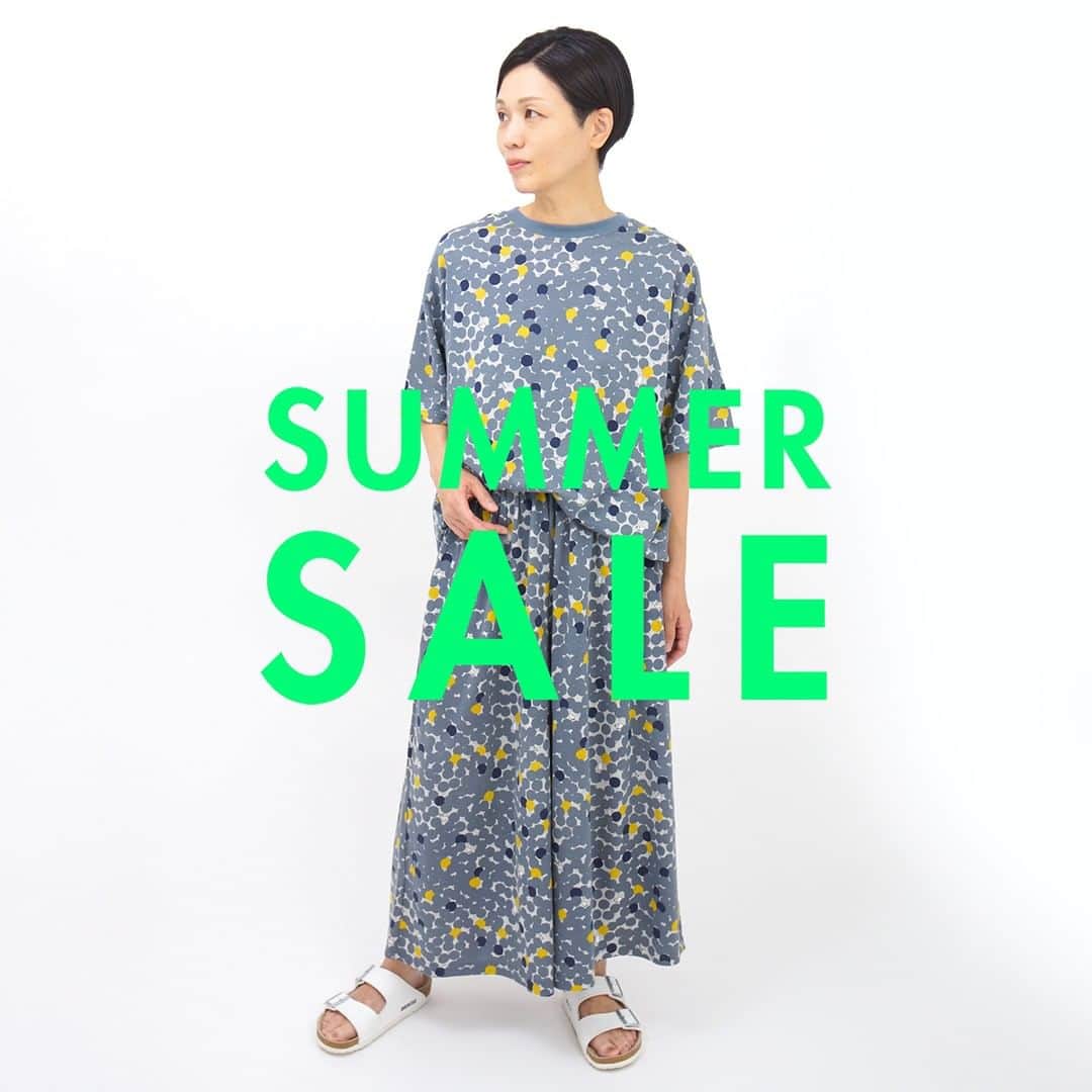 marbleSUD(マーブルシュッド) のインスタグラム：「いよいよSUMMER SALEがはじまります🌻 本日は、完売必至！注目アイテム9コーデをご紹介いたします。online shop SALEは、7月7日(金)12:00よりスタートです✨✨  コーデ⑦ トップス：¥10,010  パンツ：¥12,320」