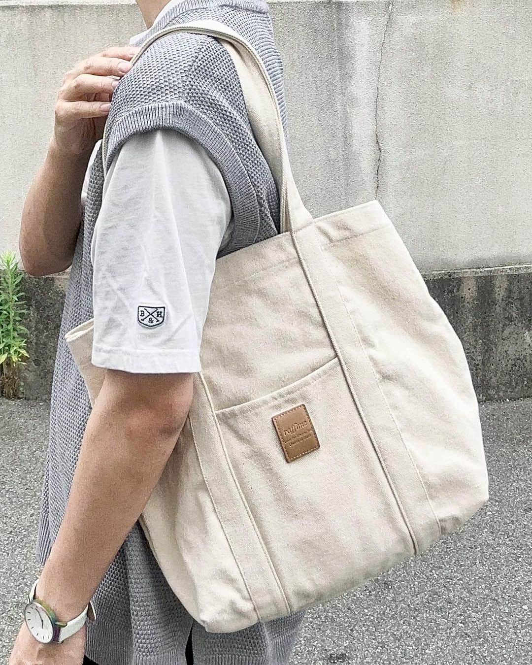 ひっちさんのインスタグラム写真 - (ひっちInstagram)「この服装の服全部なんと､､､､ 1万円以下のプチプラなの知ってた？ ⁡ ⁡ あ、もちろん小物以外!! ⁡ ⁡ 詳細はプロフィールURLから見てみてー ⁡ ⁡ もし分からないこととか相談あれば コメントかDMしてね✋ ⁡ ⁡ ┈┈┈┈┈┈┈┈┈┈ ⁡ ⁡ おすすめアイテムメモ✍️ ⁡ ・ニットベスト ⁡ 途中のニットベストお気に入りすぎるんよ,,,, ちなみにこれは @serace_official の ⁡ 大人気ニットベストの新色。 7/3(月)12時～ZOZOTOWNで販売開始‼︎ ⁡ 今年ニットベスト着るならこれしかないなってレベルでクオリティ高いです✌️ ⁡ 172cmでMサイズ着用 ⁡ ⁡ ⁡ ┈┈┈┈┈┈┈┈┈┈ #夏コーデ #デートコーデ #キレイめコーデ  #韓国ファッションメンズ #韓国ファッションコーデ #韓国メンズコーデ #図書館デートコーデ #淡色コーデ #柄シャツコーデ #フレアパンツコーデ #夏メンズコーデ #GUコーデ #ユニクロコーデ #UNIQLOコーデ #UNIQLOUコーデ  #メンズファッション #韓国メンズアパレル #白シャツコーデ #開襟シャツコーデ #カーゴパンツコーデ #キャップコーデ #白スニーカーコーデ #ロゴTコーデ #カフェコーデ #メンズコーデ #ディズニーコーデ #ユニバコーデ #USJコーデ #遊園地コーデ v」7月3日 18時03分 - hicchiwear
