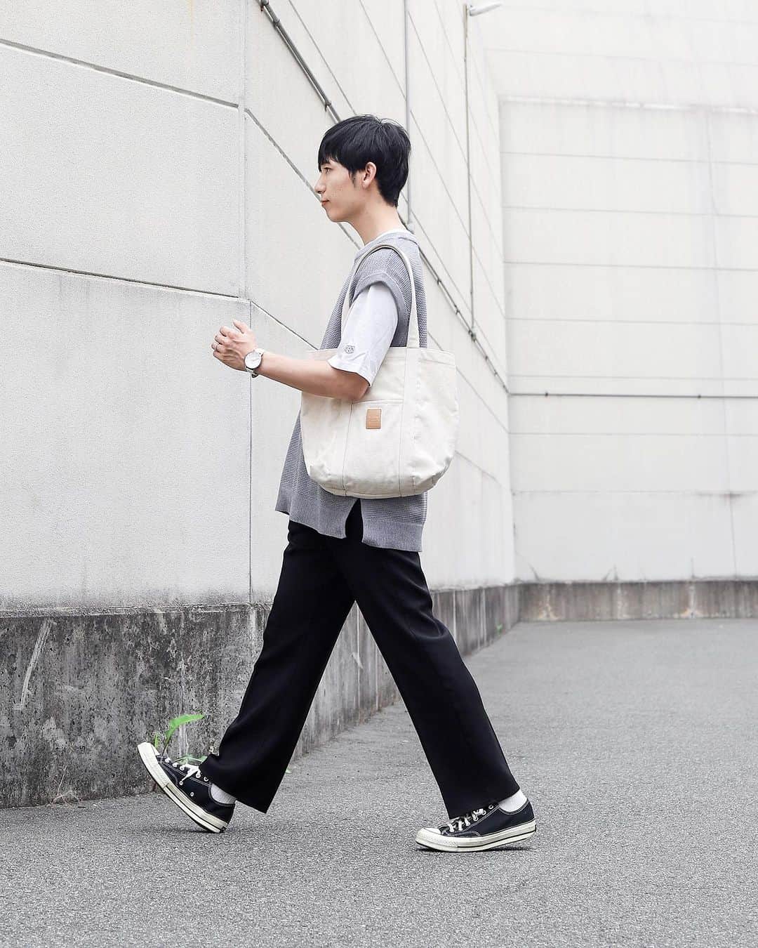ひっちさんのインスタグラム写真 - (ひっちInstagram)「この服装の服全部なんと､､､､ 1万円以下のプチプラなの知ってた？ ⁡ ⁡ あ、もちろん小物以外!! ⁡ ⁡ 詳細はプロフィールURLから見てみてー ⁡ ⁡ もし分からないこととか相談あれば コメントかDMしてね✋ ⁡ ⁡ ┈┈┈┈┈┈┈┈┈┈ ⁡ ⁡ おすすめアイテムメモ✍️ ⁡ ・ニットベスト ⁡ 途中のニットベストお気に入りすぎるんよ,,,, ちなみにこれは @serace_official の ⁡ 大人気ニットベストの新色。 7/3(月)12時～ZOZOTOWNで販売開始‼︎ ⁡ 今年ニットベスト着るならこれしかないなってレベルでクオリティ高いです✌️ ⁡ 172cmでMサイズ着用 ⁡ ⁡ ⁡ ┈┈┈┈┈┈┈┈┈┈ #夏コーデ #デートコーデ #キレイめコーデ  #韓国ファッションメンズ #韓国ファッションコーデ #韓国メンズコーデ #図書館デートコーデ #淡色コーデ #柄シャツコーデ #フレアパンツコーデ #夏メンズコーデ #GUコーデ #ユニクロコーデ #UNIQLOコーデ #UNIQLOUコーデ  #メンズファッション #韓国メンズアパレル #白シャツコーデ #開襟シャツコーデ #カーゴパンツコーデ #キャップコーデ #白スニーカーコーデ #ロゴTコーデ #カフェコーデ #メンズコーデ #ディズニーコーデ #ユニバコーデ #USJコーデ #遊園地コーデ v」7月3日 18時03分 - hicchiwear