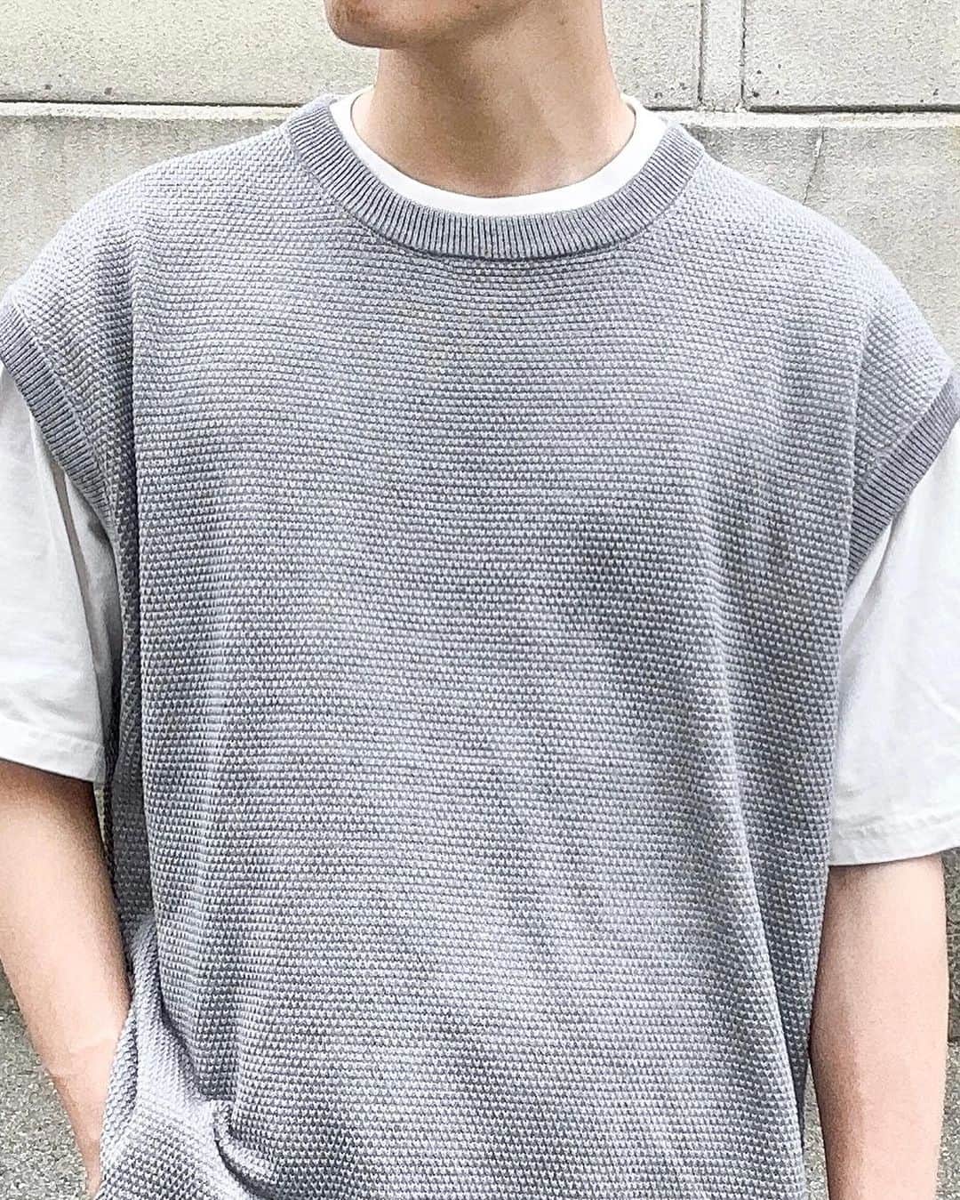 ひっちさんのインスタグラム写真 - (ひっちInstagram)「この服装の服全部なんと､､､､ 1万円以下のプチプラなの知ってた？ ⁡ ⁡ あ、もちろん小物以外!! ⁡ ⁡ 詳細はプロフィールURLから見てみてー ⁡ ⁡ もし分からないこととか相談あれば コメントかDMしてね✋ ⁡ ⁡ ┈┈┈┈┈┈┈┈┈┈ ⁡ ⁡ おすすめアイテムメモ✍️ ⁡ ・ニットベスト ⁡ 途中のニットベストお気に入りすぎるんよ,,,, ちなみにこれは @serace_official の ⁡ 大人気ニットベストの新色。 7/3(月)12時～ZOZOTOWNで販売開始‼︎ ⁡ 今年ニットベスト着るならこれしかないなってレベルでクオリティ高いです✌️ ⁡ 172cmでMサイズ着用 ⁡ ⁡ ⁡ ┈┈┈┈┈┈┈┈┈┈ #夏コーデ #デートコーデ #キレイめコーデ  #韓国ファッションメンズ #韓国ファッションコーデ #韓国メンズコーデ #図書館デートコーデ #淡色コーデ #柄シャツコーデ #フレアパンツコーデ #夏メンズコーデ #GUコーデ #ユニクロコーデ #UNIQLOコーデ #UNIQLOUコーデ  #メンズファッション #韓国メンズアパレル #白シャツコーデ #開襟シャツコーデ #カーゴパンツコーデ #キャップコーデ #白スニーカーコーデ #ロゴTコーデ #カフェコーデ #メンズコーデ #ディズニーコーデ #ユニバコーデ #USJコーデ #遊園地コーデ v」7月3日 18時03分 - hicchiwear
