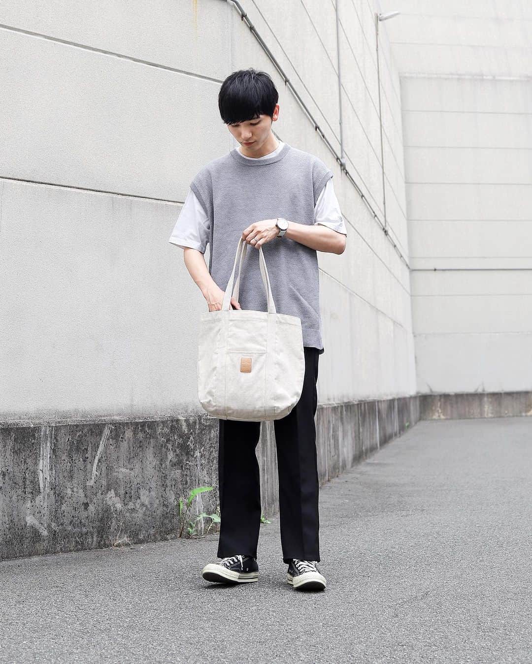 ひっちさんのインスタグラム写真 - (ひっちInstagram)「この服装の服全部なんと､､､､ 1万円以下のプチプラなの知ってた？ ⁡ ⁡ あ、もちろん小物以外!! ⁡ ⁡ 詳細はプロフィールURLから見てみてー ⁡ ⁡ もし分からないこととか相談あれば コメントかDMしてね✋ ⁡ ⁡ ┈┈┈┈┈┈┈┈┈┈ ⁡ ⁡ おすすめアイテムメモ✍️ ⁡ ・ニットベスト ⁡ 途中のニットベストお気に入りすぎるんよ,,,, ちなみにこれは @serace_official の ⁡ 大人気ニットベストの新色。 7/3(月)12時～ZOZOTOWNで販売開始‼︎ ⁡ 今年ニットベスト着るならこれしかないなってレベルでクオリティ高いです✌️ ⁡ 172cmでMサイズ着用 ⁡ ⁡ ⁡ ┈┈┈┈┈┈┈┈┈┈ #夏コーデ #デートコーデ #キレイめコーデ  #韓国ファッションメンズ #韓国ファッションコーデ #韓国メンズコーデ #図書館デートコーデ #淡色コーデ #柄シャツコーデ #フレアパンツコーデ #夏メンズコーデ #GUコーデ #ユニクロコーデ #UNIQLOコーデ #UNIQLOUコーデ  #メンズファッション #韓国メンズアパレル #白シャツコーデ #開襟シャツコーデ #カーゴパンツコーデ #キャップコーデ #白スニーカーコーデ #ロゴTコーデ #カフェコーデ #メンズコーデ #ディズニーコーデ #ユニバコーデ #USJコーデ #遊園地コーデ v」7月3日 18時03分 - hicchiwear