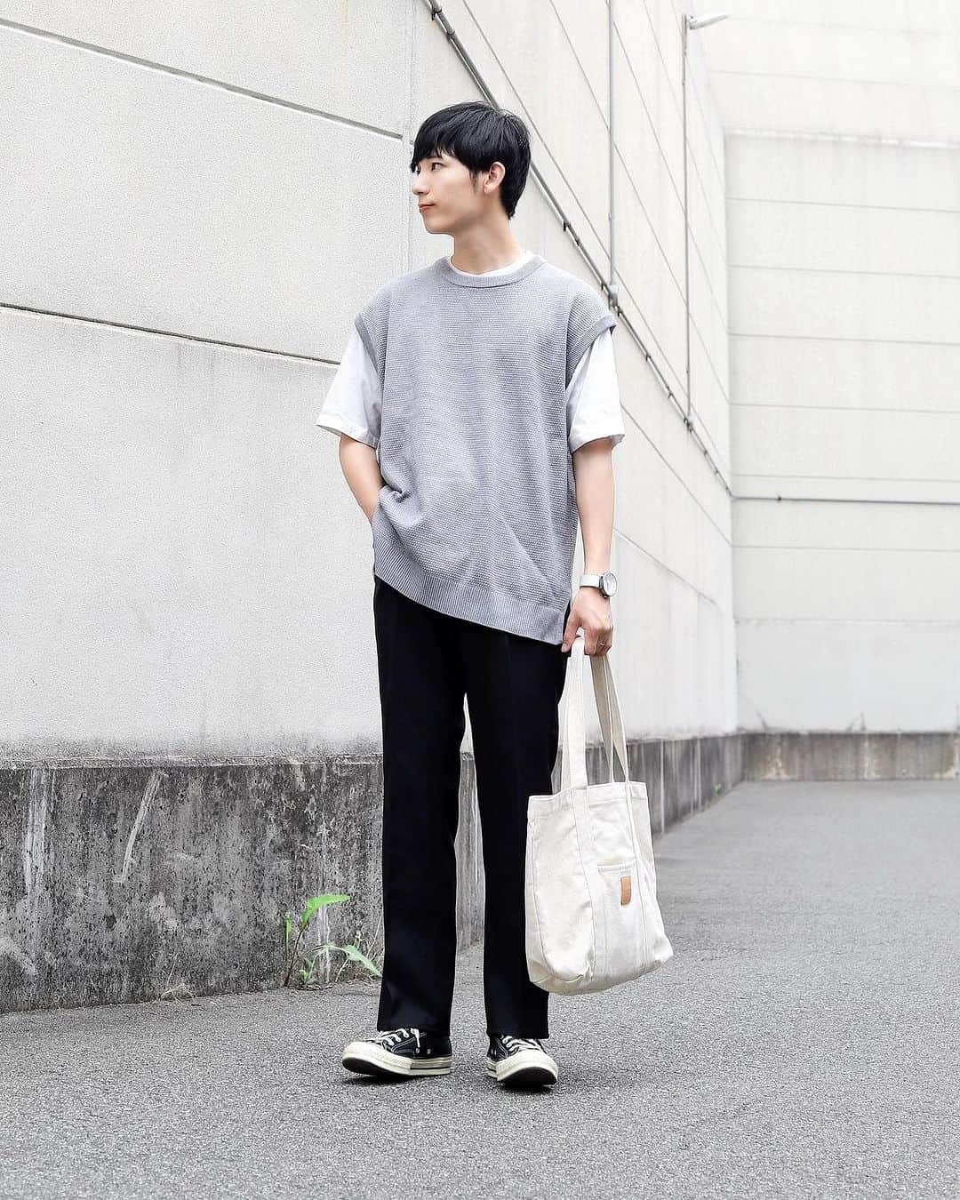 ひっちさんのインスタグラム写真 - (ひっちInstagram)「この服装の服全部なんと､､､､ 1万円以下のプチプラなの知ってた？ ⁡ ⁡ あ、もちろん小物以外!! ⁡ ⁡ 詳細はプロフィールURLから見てみてー ⁡ ⁡ もし分からないこととか相談あれば コメントかDMしてね✋ ⁡ ⁡ ┈┈┈┈┈┈┈┈┈┈ ⁡ ⁡ おすすめアイテムメモ✍️ ⁡ ・ニットベスト ⁡ 途中のニットベストお気に入りすぎるんよ,,,, ちなみにこれは @serace_official の ⁡ 大人気ニットベストの新色。 7/3(月)12時～ZOZOTOWNで販売開始‼︎ ⁡ 今年ニットベスト着るならこれしかないなってレベルでクオリティ高いです✌️ ⁡ 172cmでMサイズ着用 ⁡ ⁡ ⁡ ┈┈┈┈┈┈┈┈┈┈ #夏コーデ #デートコーデ #キレイめコーデ  #韓国ファッションメンズ #韓国ファッションコーデ #韓国メンズコーデ #図書館デートコーデ #淡色コーデ #柄シャツコーデ #フレアパンツコーデ #夏メンズコーデ #GUコーデ #ユニクロコーデ #UNIQLOコーデ #UNIQLOUコーデ  #メンズファッション #韓国メンズアパレル #白シャツコーデ #開襟シャツコーデ #カーゴパンツコーデ #キャップコーデ #白スニーカーコーデ #ロゴTコーデ #カフェコーデ #メンズコーデ #ディズニーコーデ #ユニバコーデ #USJコーデ #遊園地コーデ v」7月3日 18時03分 - hicchiwear