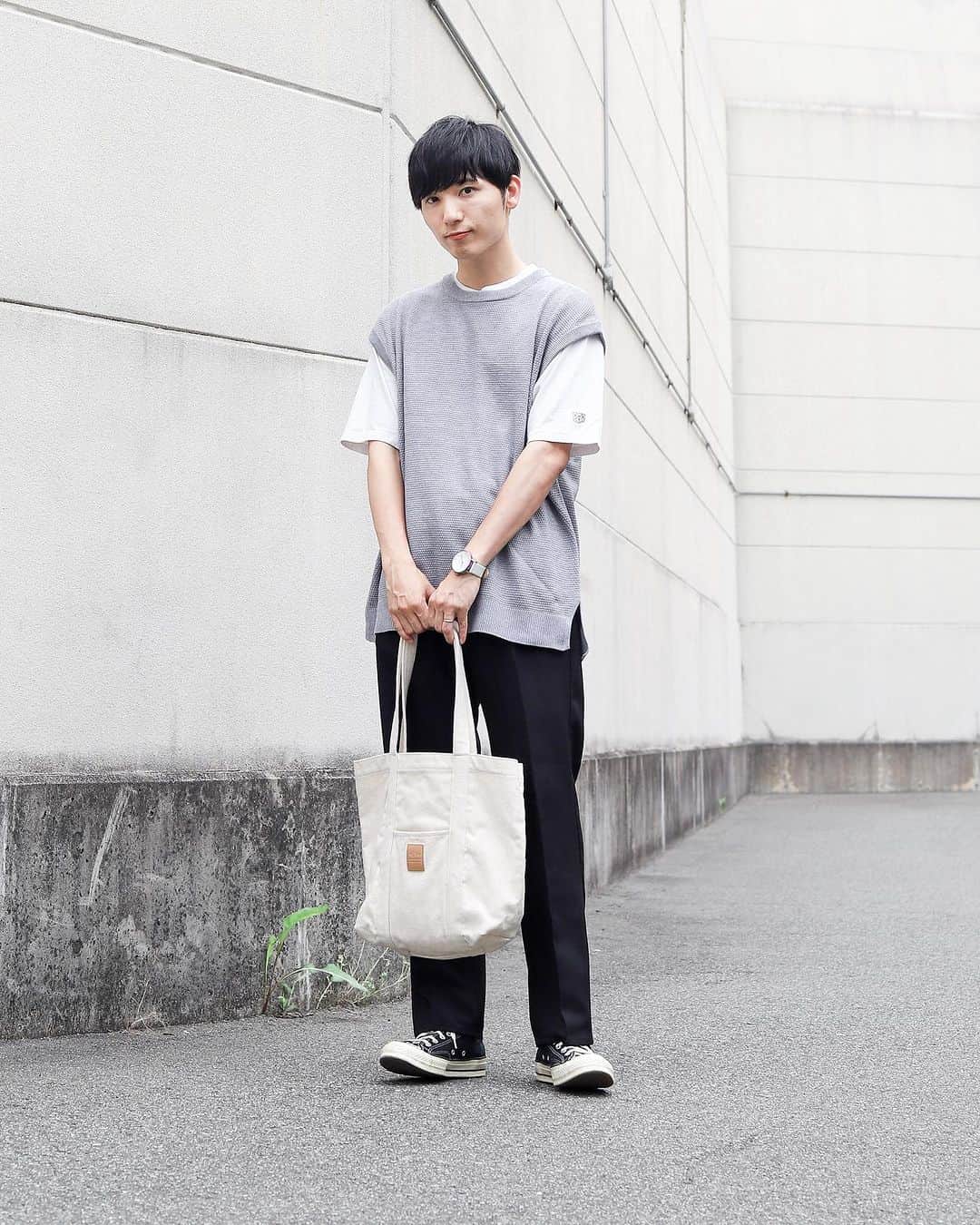 ひっちさんのインスタグラム写真 - (ひっちInstagram)「この服装の服全部なんと､､､､ 1万円以下のプチプラなの知ってた？ ⁡ ⁡ あ、もちろん小物以外!! ⁡ ⁡ 詳細はプロフィールURLから見てみてー ⁡ ⁡ もし分からないこととか相談あれば コメントかDMしてね✋ ⁡ ⁡ ┈┈┈┈┈┈┈┈┈┈ ⁡ ⁡ おすすめアイテムメモ✍️ ⁡ ・ニットベスト ⁡ 途中のニットベストお気に入りすぎるんよ,,,, ちなみにこれは @serace_official の ⁡ 大人気ニットベストの新色。 7/3(月)12時～ZOZOTOWNで販売開始‼︎ ⁡ 今年ニットベスト着るならこれしかないなってレベルでクオリティ高いです✌️ ⁡ 172cmでMサイズ着用 ⁡ ⁡ ⁡ ┈┈┈┈┈┈┈┈┈┈ #夏コーデ #デートコーデ #キレイめコーデ  #韓国ファッションメンズ #韓国ファッションコーデ #韓国メンズコーデ #図書館デートコーデ #淡色コーデ #柄シャツコーデ #フレアパンツコーデ #夏メンズコーデ #GUコーデ #ユニクロコーデ #UNIQLOコーデ #UNIQLOUコーデ  #メンズファッション #韓国メンズアパレル #白シャツコーデ #開襟シャツコーデ #カーゴパンツコーデ #キャップコーデ #白スニーカーコーデ #ロゴTコーデ #カフェコーデ #メンズコーデ #ディズニーコーデ #ユニバコーデ #USJコーデ #遊園地コーデ v」7月3日 18時03分 - hicchiwear
