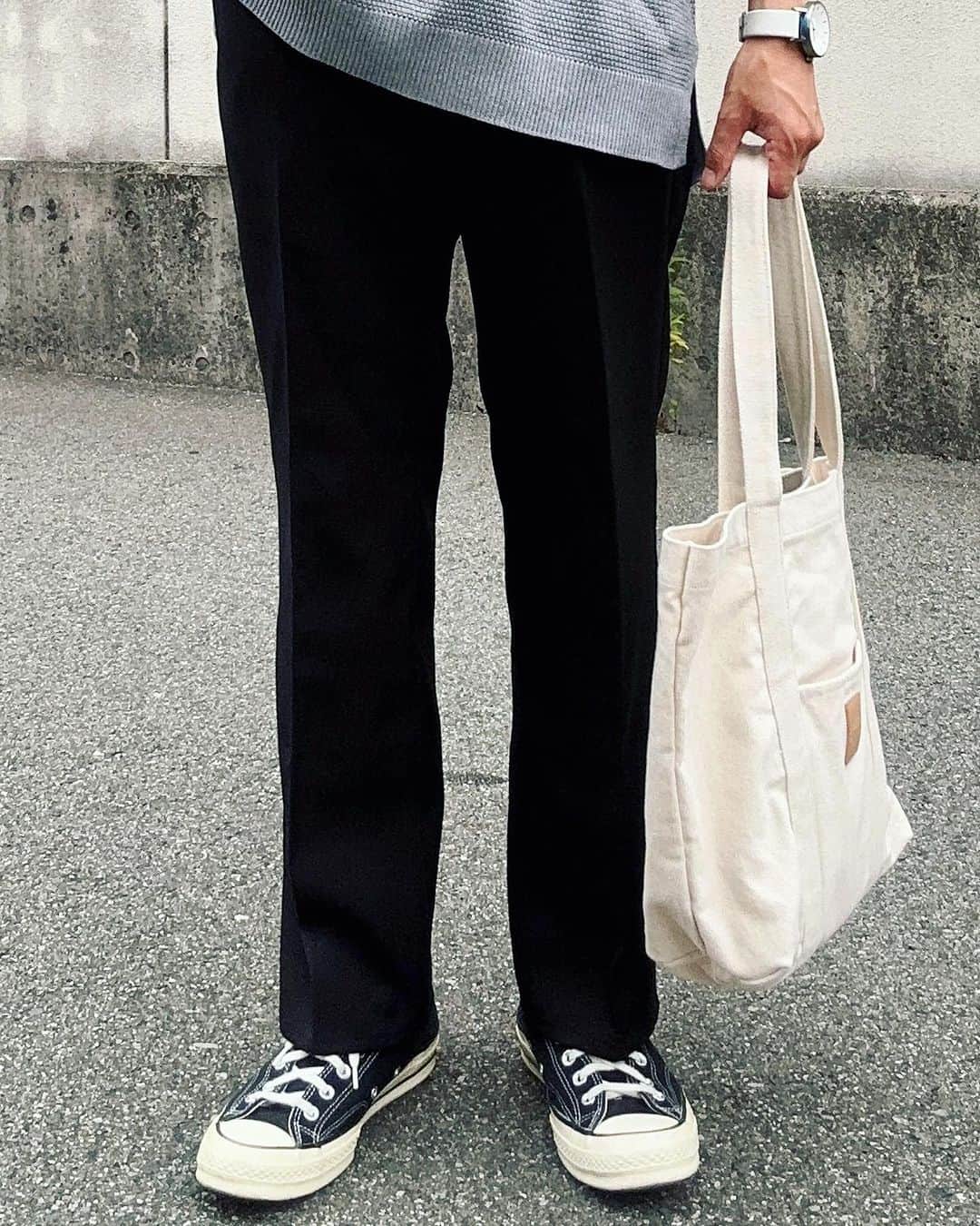 ひっちさんのインスタグラム写真 - (ひっちInstagram)「この服装の服全部なんと､､､､ 1万円以下のプチプラなの知ってた？ ⁡ ⁡ あ、もちろん小物以外!! ⁡ ⁡ 詳細はプロフィールURLから見てみてー ⁡ ⁡ もし分からないこととか相談あれば コメントかDMしてね✋ ⁡ ⁡ ┈┈┈┈┈┈┈┈┈┈ ⁡ ⁡ おすすめアイテムメモ✍️ ⁡ ・ニットベスト ⁡ 途中のニットベストお気に入りすぎるんよ,,,, ちなみにこれは @serace_official の ⁡ 大人気ニットベストの新色。 7/3(月)12時～ZOZOTOWNで販売開始‼︎ ⁡ 今年ニットベスト着るならこれしかないなってレベルでクオリティ高いです✌️ ⁡ 172cmでMサイズ着用 ⁡ ⁡ ⁡ ┈┈┈┈┈┈┈┈┈┈ #夏コーデ #デートコーデ #キレイめコーデ  #韓国ファッションメンズ #韓国ファッションコーデ #韓国メンズコーデ #図書館デートコーデ #淡色コーデ #柄シャツコーデ #フレアパンツコーデ #夏メンズコーデ #GUコーデ #ユニクロコーデ #UNIQLOコーデ #UNIQLOUコーデ  #メンズファッション #韓国メンズアパレル #白シャツコーデ #開襟シャツコーデ #カーゴパンツコーデ #キャップコーデ #白スニーカーコーデ #ロゴTコーデ #カフェコーデ #メンズコーデ #ディズニーコーデ #ユニバコーデ #USJコーデ #遊園地コーデ v」7月3日 18時03分 - hicchiwear