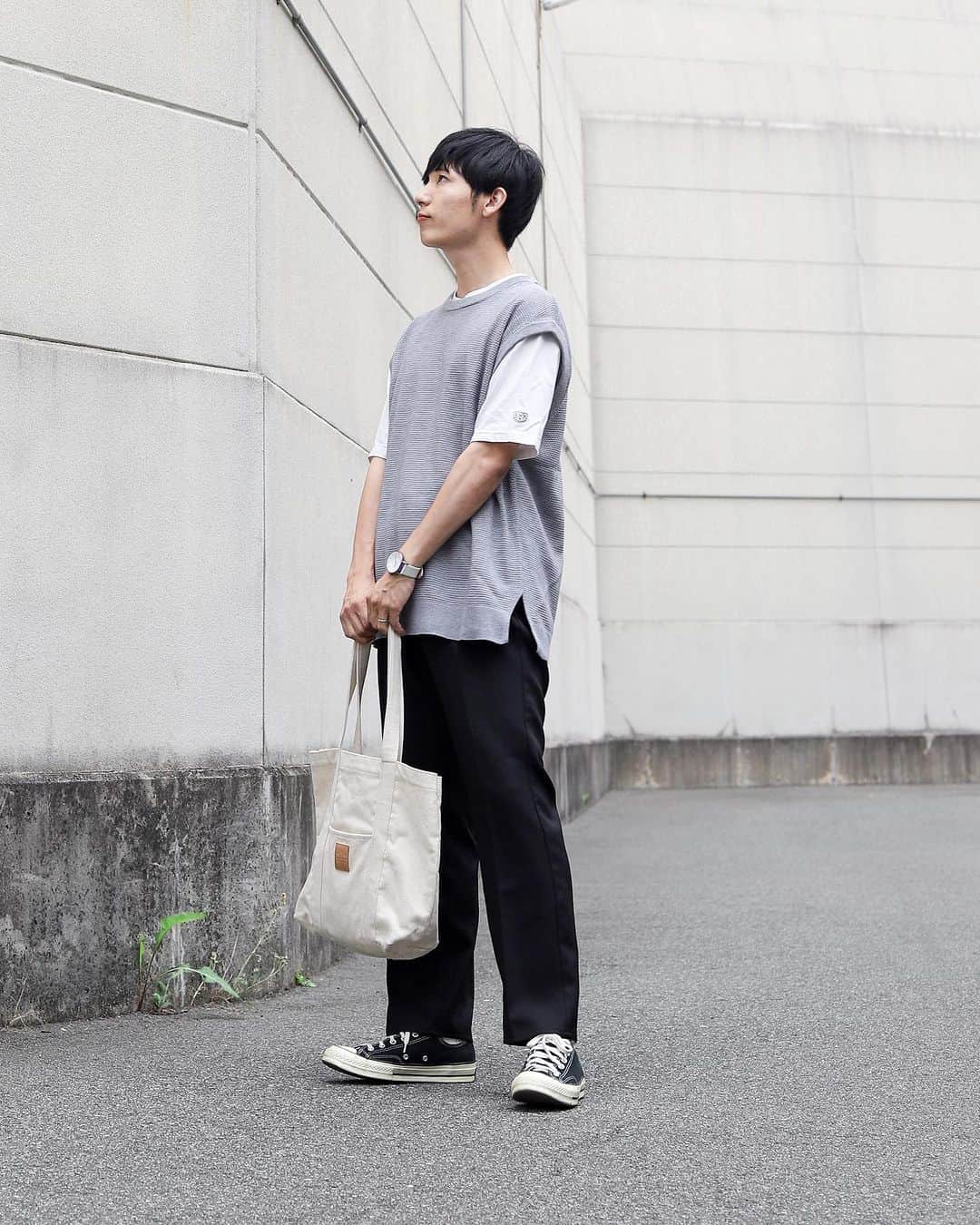 ひっちさんのインスタグラム写真 - (ひっちInstagram)「この服装の服全部なんと､､､､ 1万円以下のプチプラなの知ってた？ ⁡ ⁡ あ、もちろん小物以外!! ⁡ ⁡ 詳細はプロフィールURLから見てみてー ⁡ ⁡ もし分からないこととか相談あれば コメントかDMしてね✋ ⁡ ⁡ ┈┈┈┈┈┈┈┈┈┈ ⁡ ⁡ おすすめアイテムメモ✍️ ⁡ ・ニットベスト ⁡ 途中のニットベストお気に入りすぎるんよ,,,, ちなみにこれは @serace_official の ⁡ 大人気ニットベストの新色。 7/3(月)12時～ZOZOTOWNで販売開始‼︎ ⁡ 今年ニットベスト着るならこれしかないなってレベルでクオリティ高いです✌️ ⁡ 172cmでMサイズ着用 ⁡ ⁡ ⁡ ┈┈┈┈┈┈┈┈┈┈ #夏コーデ #デートコーデ #キレイめコーデ  #韓国ファッションメンズ #韓国ファッションコーデ #韓国メンズコーデ #図書館デートコーデ #淡色コーデ #柄シャツコーデ #フレアパンツコーデ #夏メンズコーデ #GUコーデ #ユニクロコーデ #UNIQLOコーデ #UNIQLOUコーデ  #メンズファッション #韓国メンズアパレル #白シャツコーデ #開襟シャツコーデ #カーゴパンツコーデ #キャップコーデ #白スニーカーコーデ #ロゴTコーデ #カフェコーデ #メンズコーデ #ディズニーコーデ #ユニバコーデ #USJコーデ #遊園地コーデ v」7月3日 18時03分 - hicchiwear