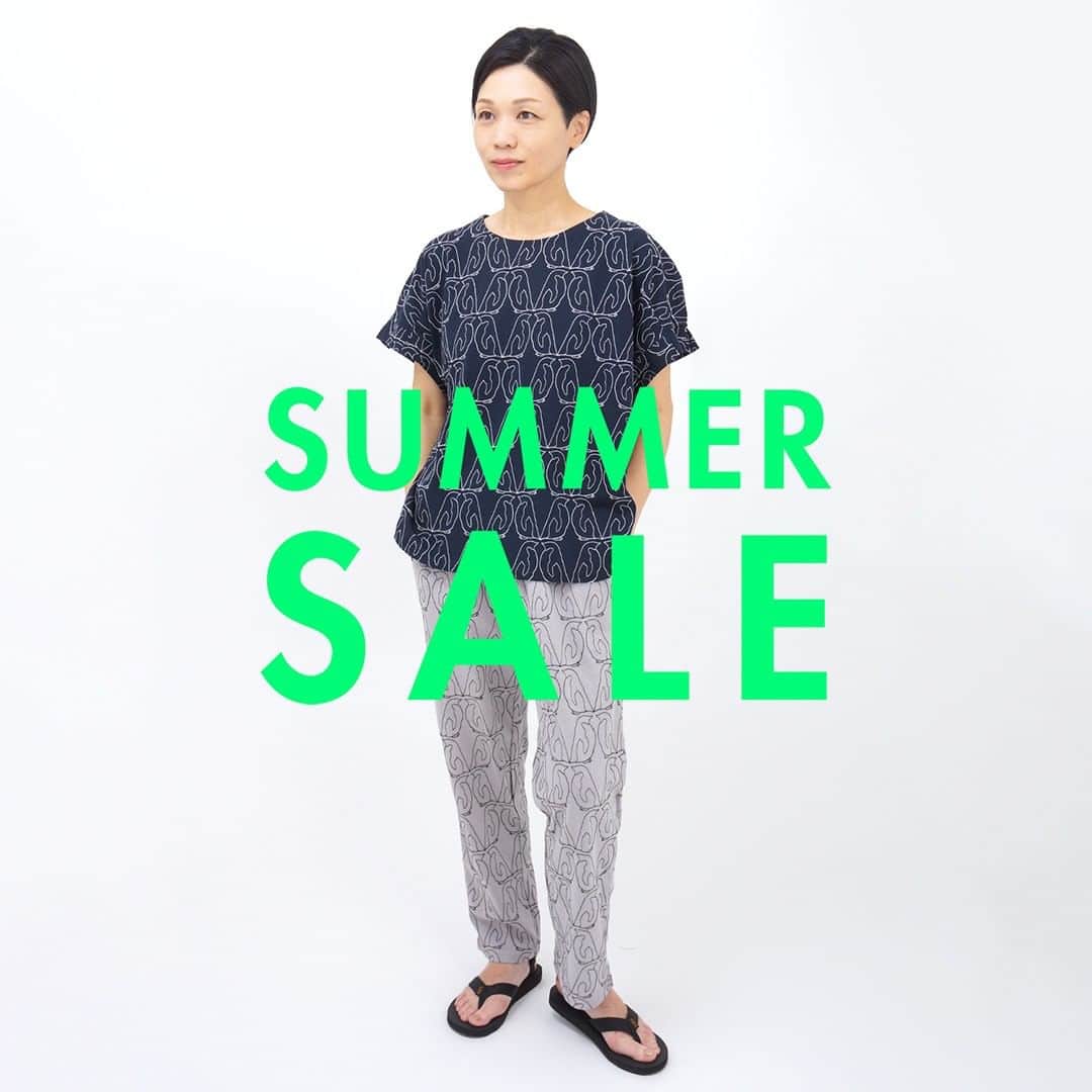 marbleSUD(マーブルシュッド) のインスタグラム：「いよいよSUMMER SALEがはじまります🌻 本日は、完売必至！注目アイテム9コーデをご紹介いたします。online shop SALEは、7月7日(金)12:00よりスタートです✨✨  コーデ⑨ トップス：¥10,010 パンツ：¥13,860」