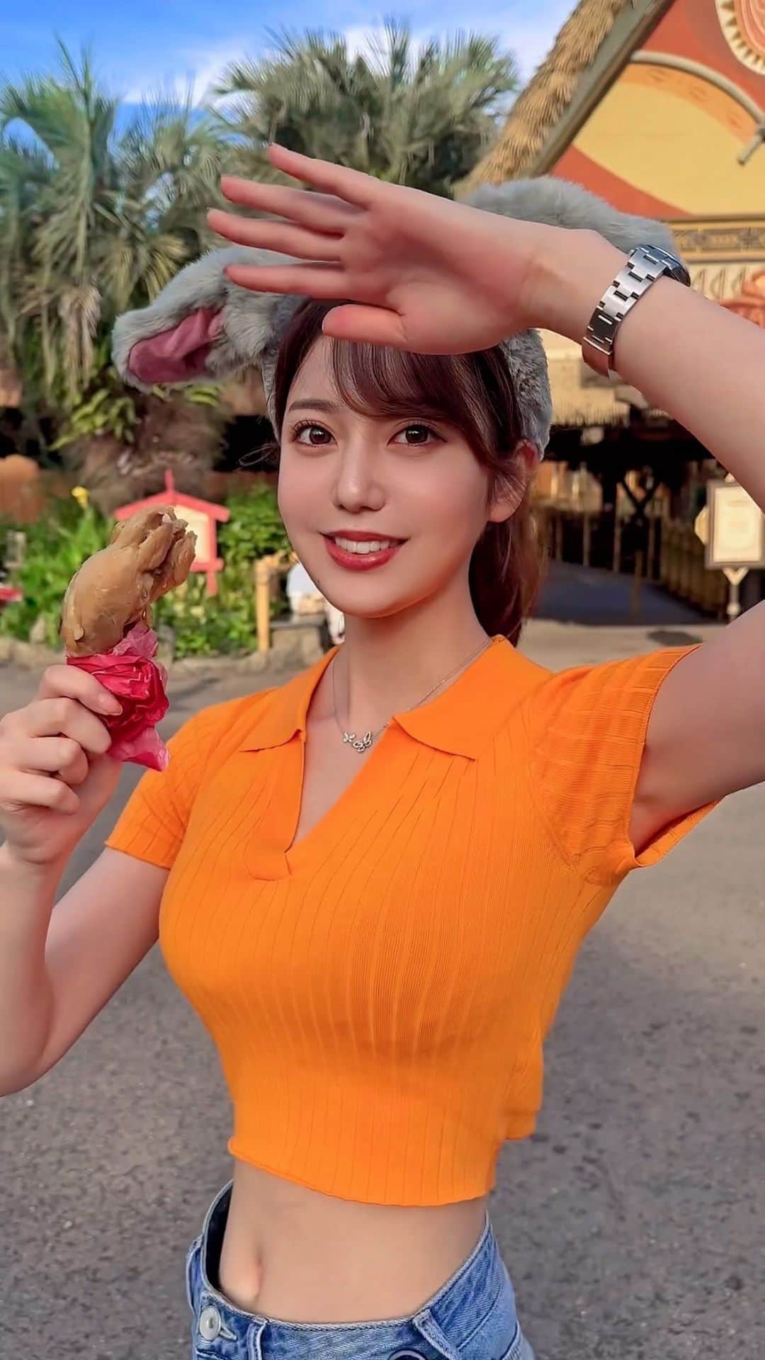 のインスタグラム：「夏を感じた〜🍹☀️  久しぶりのディズニーランド🐭🏰 楽しすぎて、はしゃぎすぎたよね。笑  オレンジのトップスでカジュアルなコーデにした🧡🍊 @gydajp で購入したよ〜！  #ディズニーランド #夏」