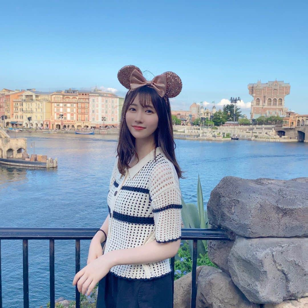 平野詩乃のインスタグラム：「🧜‍♀️ 綺麗な青✨ 久しぶりの夢の国、晴れ女パワー大活躍🔆  #disneysea #ディズニー #tds #tdr #ディズニー40周年 #dreamgoround」