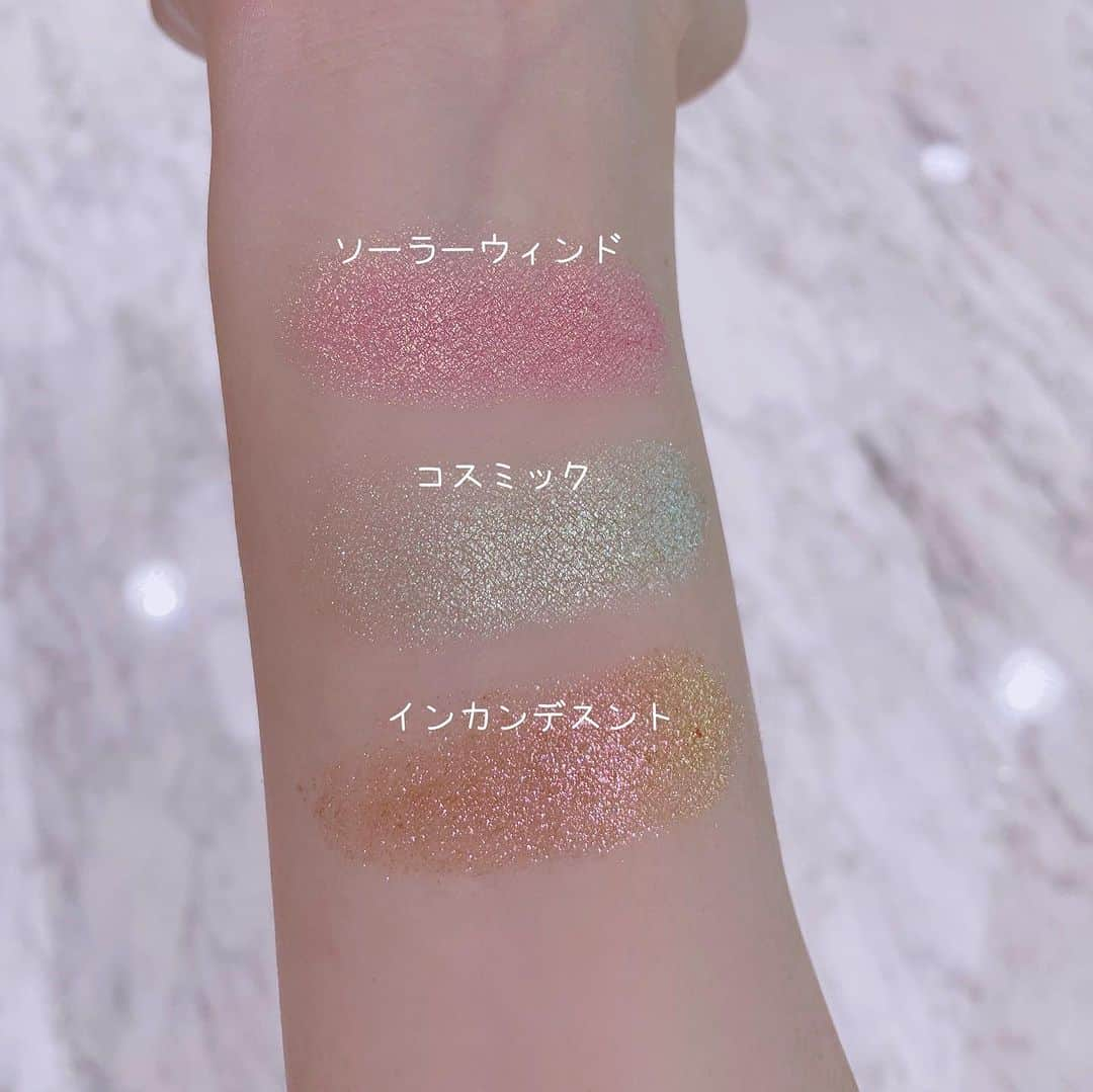 ボビイ・ブラウンさんのインスタグラム写真 - (ボビイ・ブラウンInstagram)「【全国発売中】LUXE EYE SHADOW RICH SPARKLE/MULTI CHROME- 本コレクションのためのリッチスパークルフォーミュラ新色2色：ソーラーウィンド（ピンクとゴールドビーズの煌めき） コスミック（ほのかなくすみグリーンの煌めき） 光の角度により異なる色彩に変化するマルチクロムフィニッシュの インカンデスント （ゴールドとピンクの偏光パールの煌めき）  Photo by @maqui  《 #ムーンストーングロウコレクション 》 #リュクスアイシャドウリッチスパークル（限定2色 #ソーラーウィンド #コスミック ） #リュクスアイシャドウマルチクロム（限定パッケージ1色 #インカンデスント ）  #BobbiBrown #ボビイブラウン #MoonStoneGlowCollection #アイシャドウ #アイシャドウパレット #アイパレット #アイメイク #チーク #ハイライト #ハイライター #リップ #限定コレクション #限定コスメ #夏コスメ #夏メイク #バズりコスメ」7月3日 18時00分 - bobbibrownjapan