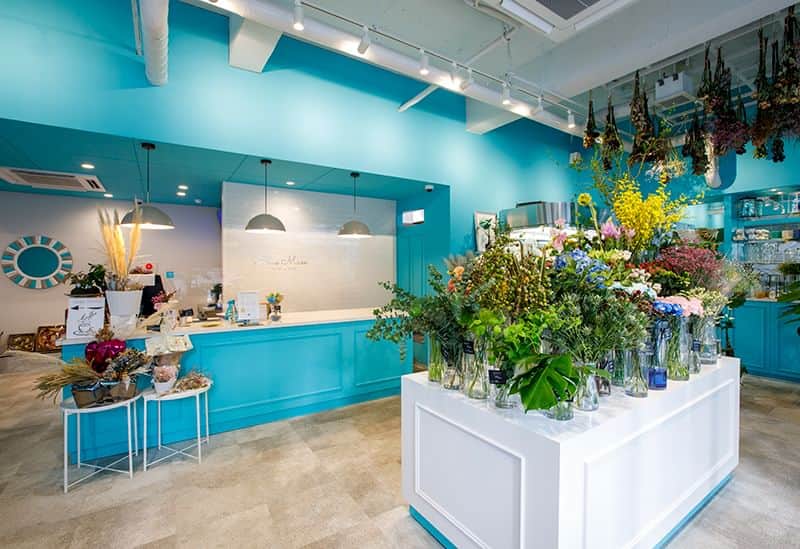 旅色さんのインスタグラム写真 - (旅色Instagram)「＼旅色おすすめ！『Blue Moon Flower&Cafe』／ 和歌山市六番丁にあるカフェ「Blue Moon Flower&Cafe」は、ティファニーブルーがひときわ目立つお洒落で可愛いらしい店🌺1階が花店、2階にカフェがある。約20分かけて焼き上げるパンケーキやインスタ映え抜群の「フラワーカップケーキ」が人気🥞✨  店内は、色鮮やかな花や植物が美しく飾られ季節により内装が変わる。花店で好きな花や観葉植物を注文したら、番号札の代わりにドライフラワーを受け取り、2階のテーブル席の花瓶に入れて楽しもう🎕  フォトスペースもあり購入した花やドリンクなどの写真撮りが好評ですよ📸♩  —-✄———-✄———-✄—ー  【Blue Moon Flower&Cafe】@blue_moon_flowercafe  📍和歌山県和歌山市六番丁8 SYビル1・2F  電車：JR紀勢本線・南海電気鉄道各線和歌山市駅より徒歩約18分 バス：和歌山バス各線「和歌山城前」より徒歩約2分 TEL：073-494-8887  ［💡旅色を見たとお伝えください］  旅色：https://tabiiro.jp/gourmet/s/313145-wakayama-blue-moon-flower/  —-✄———-✄———-✄—-  #旅色 #国内旅行 #旅スタグラム #グルメ旅行 #グルメ女子 #和歌山カフェ #和歌山旅行 #和歌山観光 #ブルームーン #フラワーアンドカフェ #和歌山カフェ巡り #フラワーカフェ #おしゃれカフェ巡り #グルメ好き #和歌山グルメ #パンケーキ部 #スイーツカフェ」7月3日 18時00分 - tabiiro