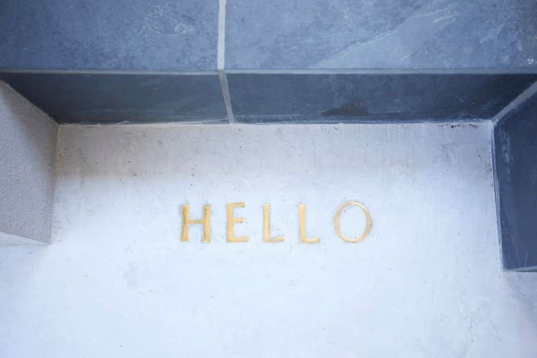 のインスタグラム：「玄関のHELLOの文字が、来る方を招いてくれます。  ＿＿＿＿＿＿＿＿＿＿＿＿＿＿＿＿＿＿＿＿＿＿＿＿＿  「体に良くないものは使わない」  漆喰や無垢材などの自然素材だけを使って建てる。 体に安心・安全な無添加の家。 豊中市・箕面市を中心とした北摂エリアで注文住宅を建てる専門工務店です。 ＿＿＿＿＿＿＿＿＿＿＿＿＿＿＿＿＿＿＿＿＿＿＿＿＿＿ さつまのリフォーム ▷@picnicstudio_osaka さつまの不動産　 ▷@sh.fudousan さつまのLINE ▷@sh.lineinfo  #さつまホーム #無添加住宅 #漆喰 #無垢材 #マイホーム計画中の人と繋がりたい #マイホーム記録 #注文住宅 #家づくり #買ってよかった #施工事例 #キッチンインテリア #おうち時間を楽しむ #収納アイデア #ルームツアー #カワイイキッチン #お部屋紹介 #インテリア好き #後悔しない家づくり #工務店だからつくれる家 #こだわりの家 ＿＿＿＿＿＿＿＿＿＿＿＿＿＿＿＿＿＿＿＿＿＿＿＿＿」