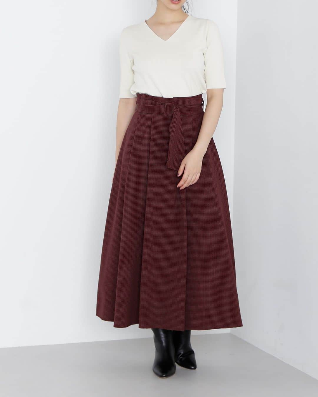 NATURAL BEAUTY BASICさんのインスタグラム写真 - (NATURAL BEAUTY BASICInstagram)「2023 early autumn PRE ORDER.  ✔ミニギンガムタックフレアスカート ¥10,450 tax in color:ベージュ×クロ/バーガンディ×クロ size:S/M/PS #0173220840 8月上旬-中旬入荷予定  ダークトーンのミニギンガム柄がクラシカルな雰囲気ながら、 ふんだんに取ったボリューム感が 今シーズンらしいシルエットのフレアスカート。 アシンメトリーな巻きスカート風のタックと、 共布くるみバックルのサッシュベルトが スタイリングのアクセントになります。  #ギンガムチェック #フレアスカート  #晩夏 #秋先取り #秋カラー #サマーコーデ #夏コーデ  #お出かけコーデ #カジュアルコーデ  #オフィスコーデ #オフィスカジュアル #通勤コーデ #大人可愛い #カラーコーデ #着回しコーデ #きれいめカジュアル #大人カジュアル #ベーシックコーデ #ベーシック #ナチュラルコーデ #トレンドスタイル #シンプルコーデ #ナチュラルビューティーベーシック #naturalbeautybasic」7月3日 18時00分 - naturalbeautybasic_official