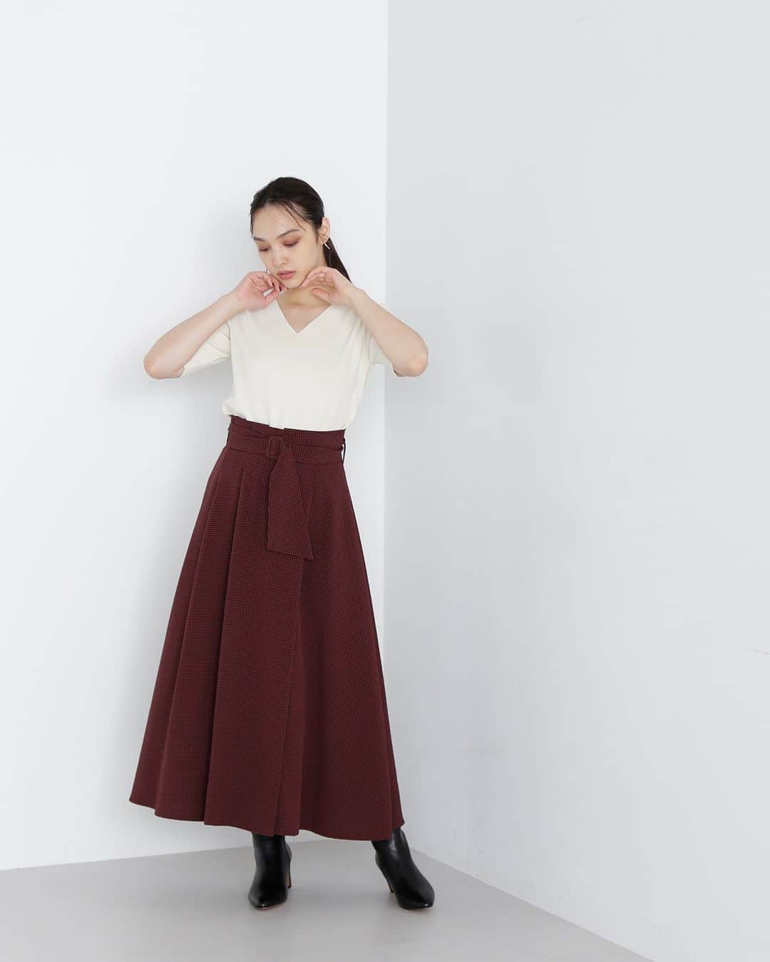 NATURAL BEAUTY BASICさんのインスタグラム写真 - (NATURAL BEAUTY BASICInstagram)「2023 early autumn PRE ORDER.  ✔ミニギンガムタックフレアスカート ¥10,450 tax in color:ベージュ×クロ/バーガンディ×クロ size:S/M/PS #0173220840 8月上旬-中旬入荷予定  ダークトーンのミニギンガム柄がクラシカルな雰囲気ながら、 ふんだんに取ったボリューム感が 今シーズンらしいシルエットのフレアスカート。 アシンメトリーな巻きスカート風のタックと、 共布くるみバックルのサッシュベルトが スタイリングのアクセントになります。  #ギンガムチェック #フレアスカート  #晩夏 #秋先取り #秋カラー #サマーコーデ #夏コーデ  #お出かけコーデ #カジュアルコーデ  #オフィスコーデ #オフィスカジュアル #通勤コーデ #大人可愛い #カラーコーデ #着回しコーデ #きれいめカジュアル #大人カジュアル #ベーシックコーデ #ベーシック #ナチュラルコーデ #トレンドスタイル #シンプルコーデ #ナチュラルビューティーベーシック #naturalbeautybasic」7月3日 18時00分 - naturalbeautybasic_official