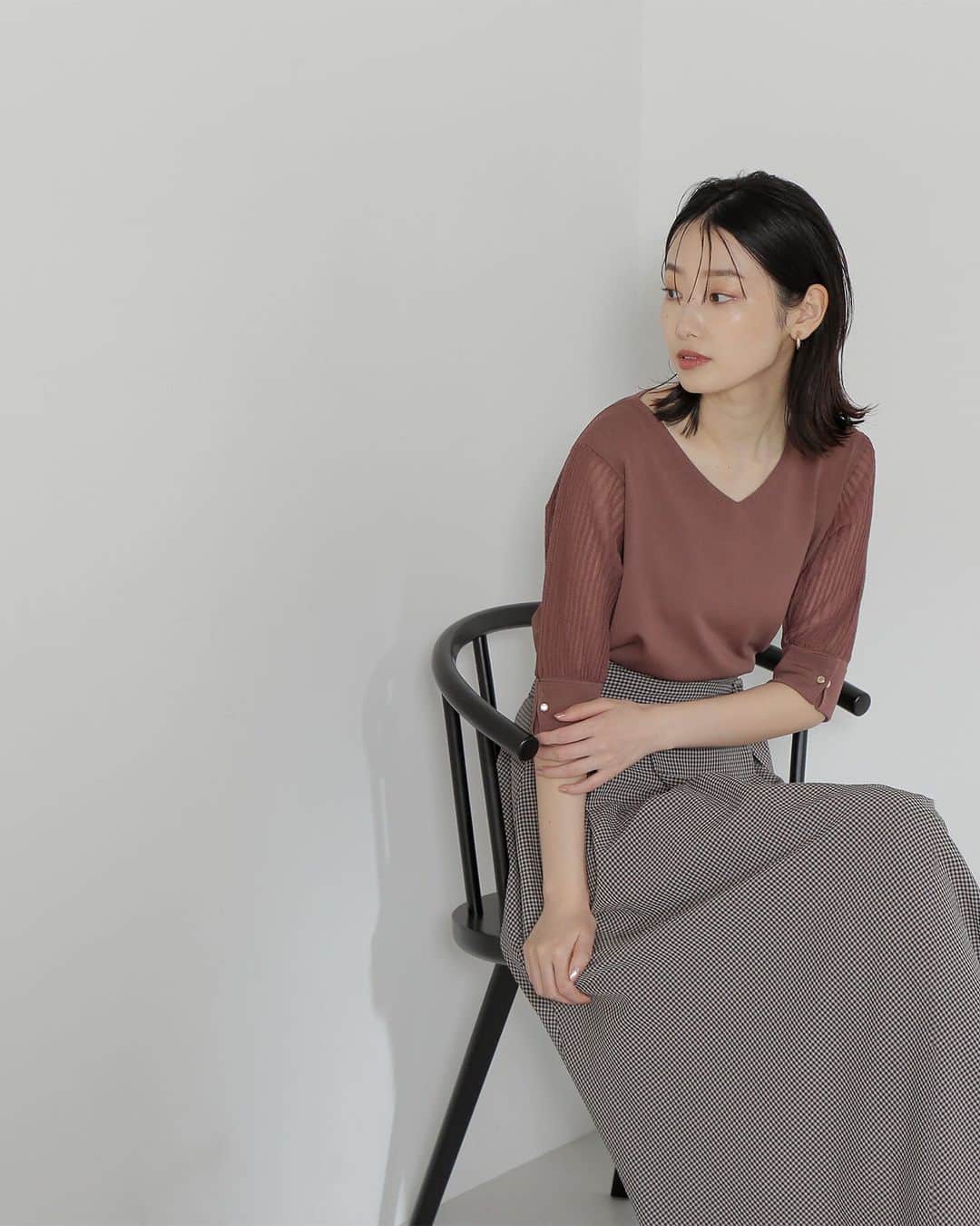 NATURAL BEAUTY BASICさんのインスタグラム写真 - (NATURAL BEAUTY BASICInstagram)「2023 early autumn PRE ORDER.  ✔ミニギンガムタックフレアスカート ¥10,450 tax in color:ベージュ×クロ/バーガンディ×クロ size:S/M/PS #0173220840 8月上旬-中旬入荷予定  ダークトーンのミニギンガム柄がクラシカルな雰囲気ながら、 ふんだんに取ったボリューム感が 今シーズンらしいシルエットのフレアスカート。 アシンメトリーな巻きスカート風のタックと、 共布くるみバックルのサッシュベルトが スタイリングのアクセントになります。  #ギンガムチェック #フレアスカート  #晩夏 #秋先取り #秋カラー #サマーコーデ #夏コーデ  #お出かけコーデ #カジュアルコーデ  #オフィスコーデ #オフィスカジュアル #通勤コーデ #大人可愛い #カラーコーデ #着回しコーデ #きれいめカジュアル #大人カジュアル #ベーシックコーデ #ベーシック #ナチュラルコーデ #トレンドスタイル #シンプルコーデ #ナチュラルビューティーベーシック #naturalbeautybasic」7月3日 18時00分 - naturalbeautybasic_official