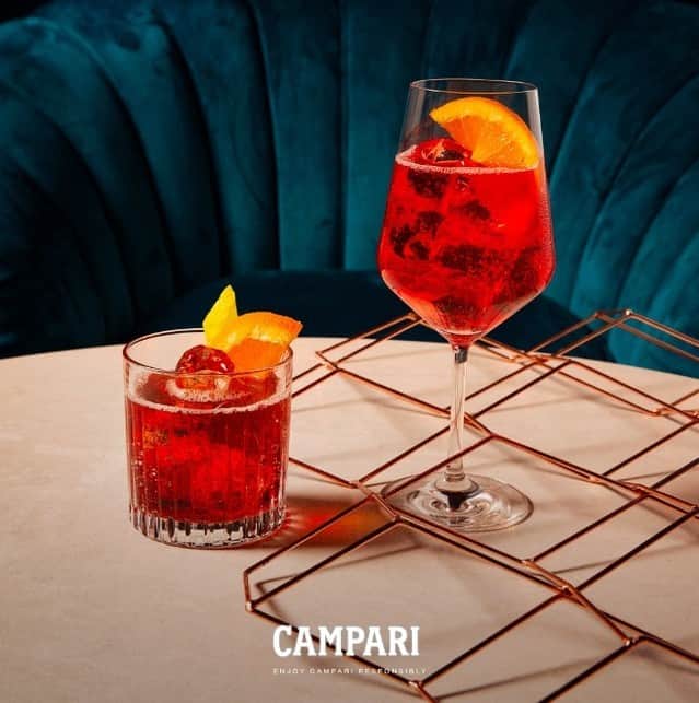 Campari Japanのインスタグラム：「#カンパリカクテル は、細部に渡るエレガントさが味わえます。今宵は、真っ赤な#カクテル で乾杯しましょう。⁠ ⁠ ご購入はプロフィールリンクのURL⁠ www.amazon.co.jp/campari から⁠」