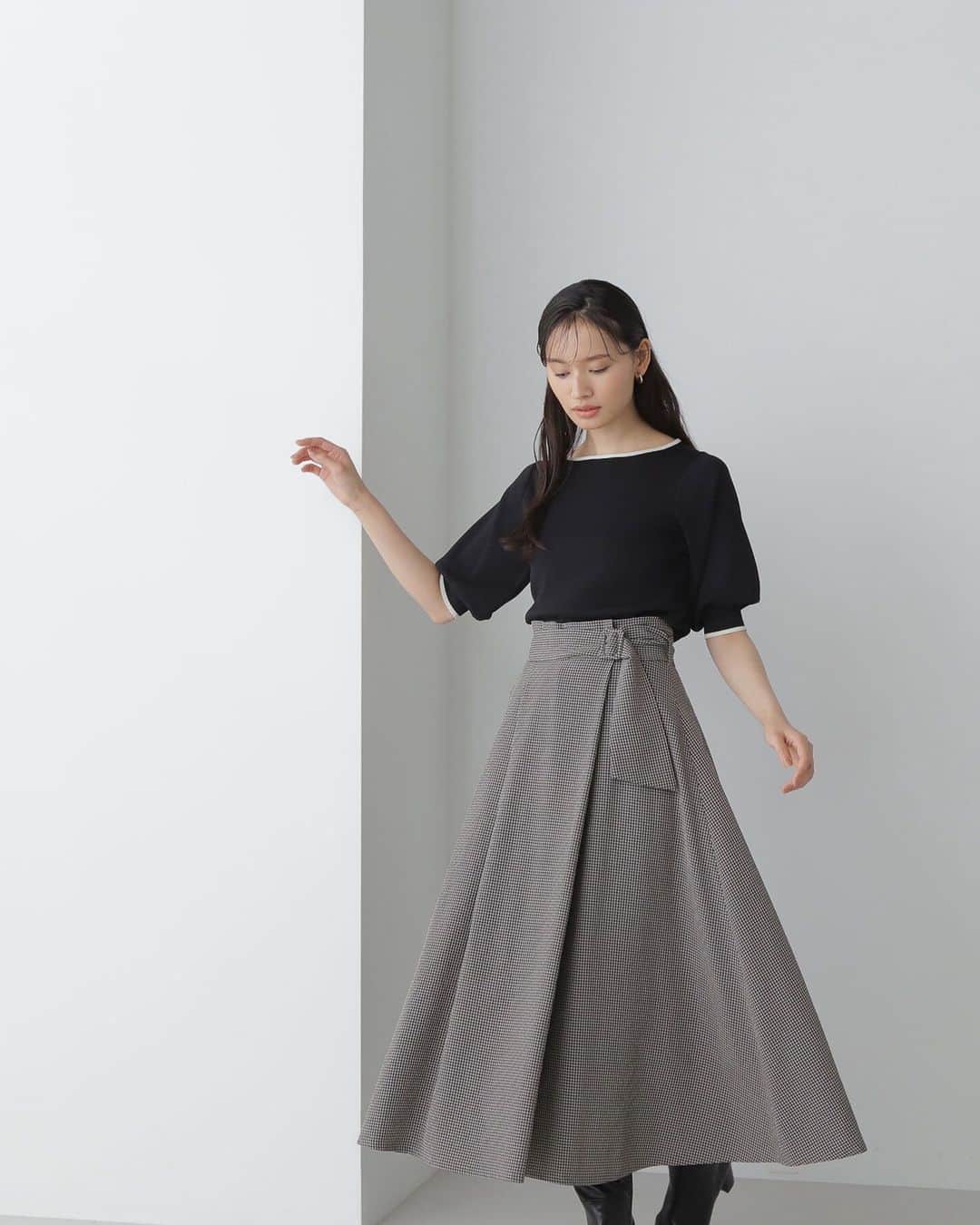 NATURAL BEAUTY BASICのインスタグラム：「2023 early autumn PRE ORDER.  ✔ミニギンガムタックフレアスカート ¥10,450 tax in color:ベージュ×クロ/バーガンディ×クロ size:S/M/PS #0173220840 8月上旬-中旬入荷予定  ダークトーンのミニギンガム柄がクラシカルな雰囲気ながら、 ふんだんに取ったボリューム感が 今シーズンらしいシルエットのフレアスカート。 アシンメトリーな巻きスカート風のタックと、 共布くるみバックルのサッシュベルトが スタイリングのアクセントになります。  #ギンガムチェック #フレアスカート  #晩夏 #秋先取り #秋カラー #サマーコーデ #夏コーデ  #お出かけコーデ #カジュアルコーデ  #オフィスコーデ #オフィスカジュアル #通勤コーデ #大人可愛い #カラーコーデ #着回しコーデ #きれいめカジュアル #大人カジュアル #ベーシックコーデ #ベーシック #ナチュラルコーデ #トレンドスタイル #シンプルコーデ #ナチュラルビューティーベーシック #naturalbeautybasic」