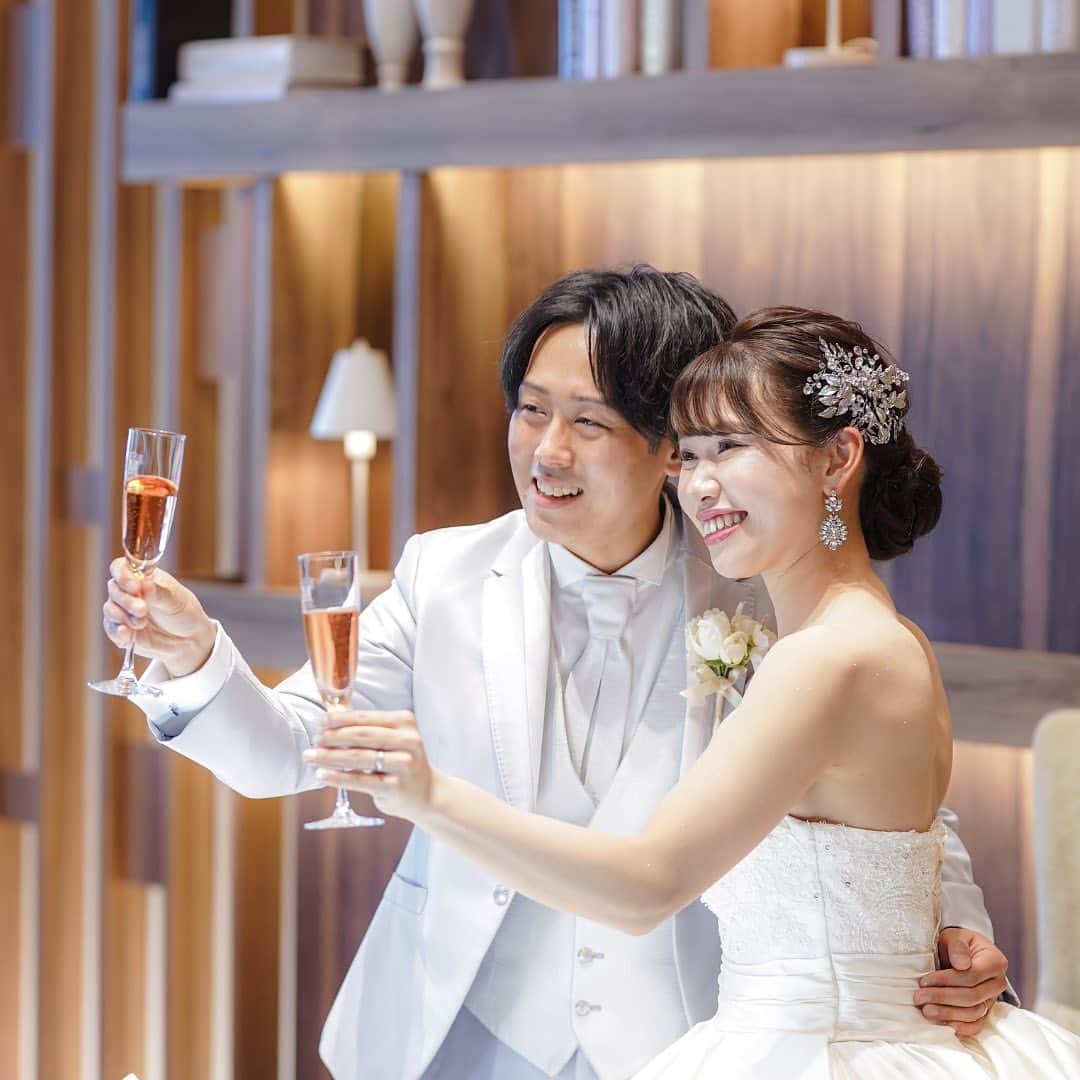 アニヴェルセル みなとみらい横浜 公式のインスタグラム：「. . 楽しいパーティーの始まりを告げる乾杯シーン🥂✴︎  乾杯の際はおふたりのお世話になった方に 前に出ていただきご挨拶をいただくことも♪  おふたりのエピソードをお話いただいたり 普段知らないお話が聞けたりと 会場内もとっても和やかな雰囲気になります🤍  『乾杯！』のご発声のあとは 大切な皆さまとグラスを交わしてパーティースタート！ おふたりもとても素敵な笑顔ですよね✨  ﾟ･*:.｡. .｡.:*･゜ﾟ･*:.｡. .｡.:*･ﾟ･*:.｡. .｡.:*･゜  横浜 みなとみらいの結婚式場 #アニヴェルセルみなとみらい横浜  📌海や空のように「永遠に続く」という 　意味を持つロイヤルブルーのバージンロード  📌120年の歴史が刻まれた 　壮観なステンドグラスのチャペル  📌好みに合わせて選べる 　7つの貸切披露宴会場  @anniversaire_minatomirai  👆詳細はプロフィールURLの 　公式HPよりご覧いただけます✨  ﾟ･*:.｡. .｡.:*･゜ﾟ･*:.｡. .｡.:*･ﾟ･*:.｡. .｡.:*･゜  #アニヴェルセル #アニヴェルセルみなとみらい #アニ嫁 #結婚式場見学 #ブライダルフェア #結婚式準備 #式場見学 #花嫁準備 #横浜花嫁 #みなとみらい花嫁 #みなとみらいウェディング #みなとみらい婚 #みなとみらい結婚式 #横浜結婚式場 #横浜結婚式 #神奈川結婚式場 #2023花嫁 #2024花嫁 #結婚式レポ #結婚式レポ #結婚式レポート #プレ花嫁 #プレ花 #乾杯 #高砂装花」