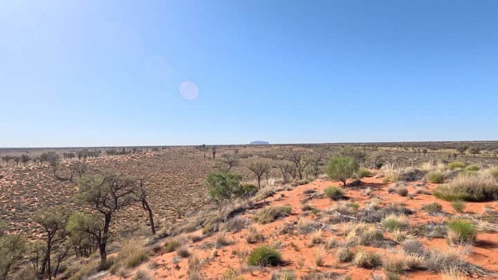 のインスタグラム：「✈️🇦🇺🌏 360度地平線  とウルルのハートらしい♡  #uluru  #ulurukatatjutanationalpark  #地平線  #オーストラリア旅行  #世界の絶景」