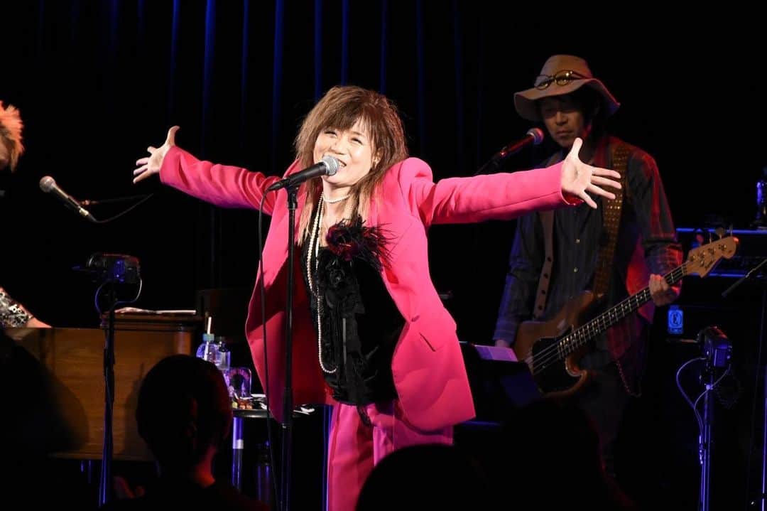 田村直美のインスタグラム：「田村直美SixtyCandles目黒BAJ どこまでもご機嫌に連れて行ってくれる バンドに乗せられてサイコーに楽しい夜🩷  イントロで「おーー😆」ってなるお客さんの顔見てニヤニヤ  集合写真も置いておくね みんなが撮ってくれた写真も見つけに行くよー  目黒ブルースアレイジャパン ありがとうございました カクテル🍸も考えたよーって (ナ)タデココと (オ)レンジ🍊と (ニ)ホン産レモン🍋カクテル🍸 Sixty candlesだからカクテルの上に キャンドル風レアチーズ付き ナオニ(7/2)の日を入込んでいただきました〜biglove♡感じてますｱﾘｶﾞﾄ 美味しかったねぇ  次は　7/22大阪GABU  23名古屋ELLで 会いましょう　 eplus.jp/tamuranaomi_2023sixtycandles/  みんなもピンクのスーツでおいでよ🩷🩷テンション上がるよ↑ アンコール物販Tが赤だから 上は赤で下がピンク🩷笑 パリコレ風だね✨😆って言われたよ」