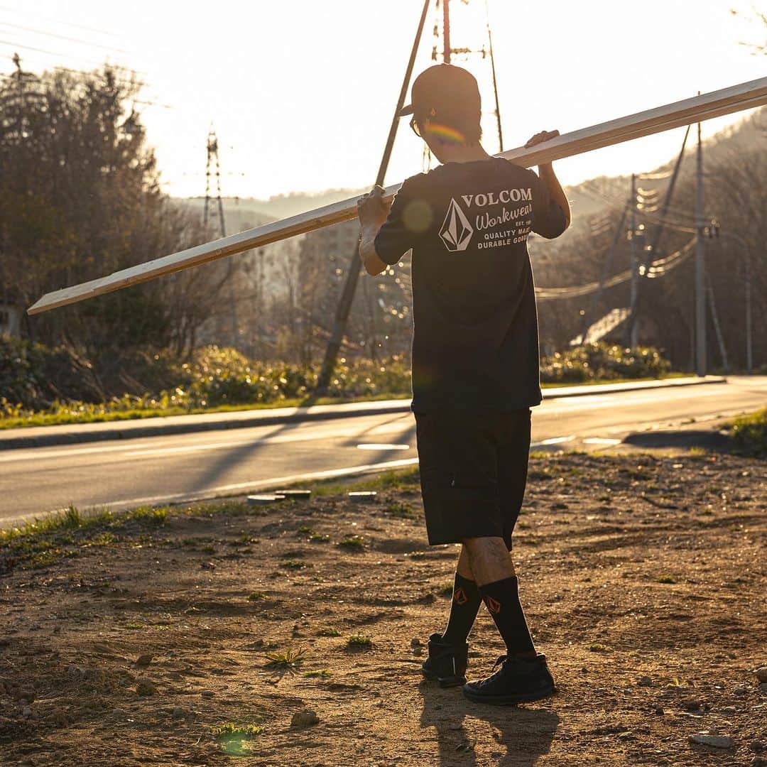 のインスタグラム：「プロフェッショナルであろうと個人的な仕事であろうと、Volcom Workwear Slab Hybrid ShortsとWorkwear Tech T-shirtでこの夏は涼しく作業。🧰  ワークウェア スラブ ハイブリッドショーツは、多機能ポケット、トリプルニードルステッチング、4方向ストレッチ素材を使用した、耐久性が強い半ズボン。 ワークウェア テック TシャツのQUICK-DRY高機能生素材は、汗を体から吸い取り、切り離す。  一日中快適に過ごせるプロテクトストレッチ素材で作られたウォータープルーフのWorkwearハット帽子もお忘れなく！  #TrulyDefined #TrueToThis #Volcom #VolcomJapan #ボルコム」