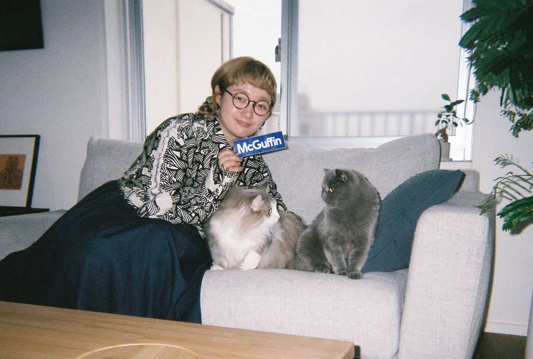 McGuffinさんのインスタグラム写真 - (McGuffinInstagram)「⚡️New動画をYouTubeで公開！⚡️  【ルームツアー】3匹の猫と暮らすリノベーションマンション 趣味と利便性を両立した素敵な2LDK コムデギャルソンと猫を愛するイラストレーターCoonyさんの自宅を訪問  @coony_illust @kanademono.furniture  今回訪れたのは、猫専門イラストレーター・デザイナーとして活躍するCoonyさんのご自宅。  猫関連書籍や猫の箸置き、猫の切手に、猫のモチーフで有名なルイス・ウェインの作品など、大量の猫グッズが目に入る。 また同じく大好きなコムデギャルソンのアイテムやセンスのいいインテリアなど……。  そして本動画は「あなただけの明日を奏でる触媒としてのインテリア」を届けるKANADEMONOとのコラボ！ 生活動線を意識したというリノベーション済みのお部屋で3匹の猫ちゃんと共にお話を伺い、KANADEMONOのテーブルを使用してもらいました。  IG：@coony_illust  ( https://www.instagram.com/coony_illust/ )  ■KANADEMONO 素材・デザイン・サイズ、それらの調和から生まれたシンプルでミニマルな家具を提案するインテリアブランド。 自宅にぴったりなサイズオーダーや嬉しいオプションなど、ユーザーの生活に寄り添った魅力的なサービスを展開している。  IG：@kanademono.furniture  ( https://www.instagram.com/kanademono.furniture/ )  WEB：https://kanademono.design/  ◯動画内で使用されていたテーブルはこちら◯ THE LOW TABLE / ラバーウッド ナチュラル × Black Rectangle Steel　ネコ穴付き - W150 ※R5加工 https://tinyurl.com/2y7phwuj  #KANADEMONO #カナデモノ #かなでもの #かなでもののある暮らし #pr #インテリア #テーブル #家具 #ミニマルインテリア #こだわりの家づくり #無垢家具 #国産家具 #北欧モダン #シンプルモダンスタイル #おしゃれインテリア #お洒落インテリア #リビングコーディネート #ダイニングコーディネート #インテリアコーディネート #ねこだもの #NEKODAMONO #理想の暮らし #ルームツアー #roomtour #お部屋紹介 #猫 #猫のいる暮らし #ねこスタグラム」7月3日 18時11分 - mcguffin_official