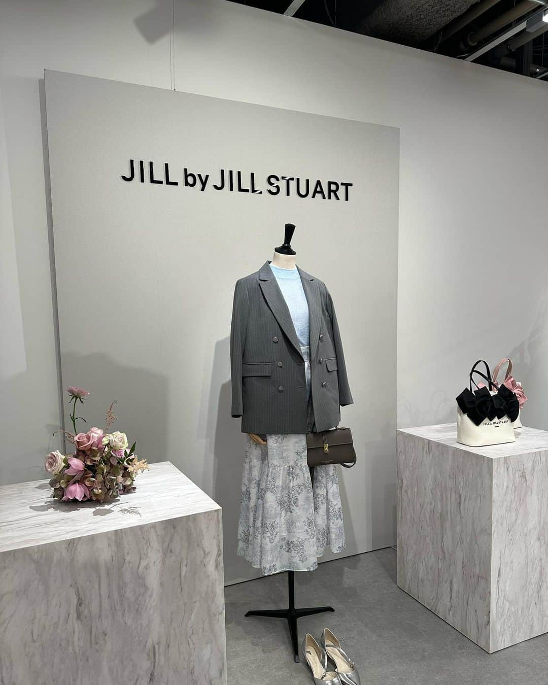 長岡真由（まゆちむ）さんのインスタグラム写真 - (長岡真由（まゆちむ）Instagram)「JILL by JILLSTUART AWcollection𓂃𓈒𓏸︎︎︎︎ 🕊  1枚目のセットアップが 使い回しできそうだし めちゃくちゃ可愛いので購入🫶🏻🤍  いつもカメラマンさんが綺麗に かっこよく撮ってくれます🥹🫶🏻  JILLSTUARTさんの展示会は いつも本当に楽しくて🤣💗元気になるから毎回会えるの楽しみなのです🫶🏻❤️  洋服届くの楽しみだなあ〜⸝⸝⸝♡︎  #JILL_23AW #jillbyjillstuart #jillby #ジルバイジルスチュアート」7月3日 18時04分 - __mayucc