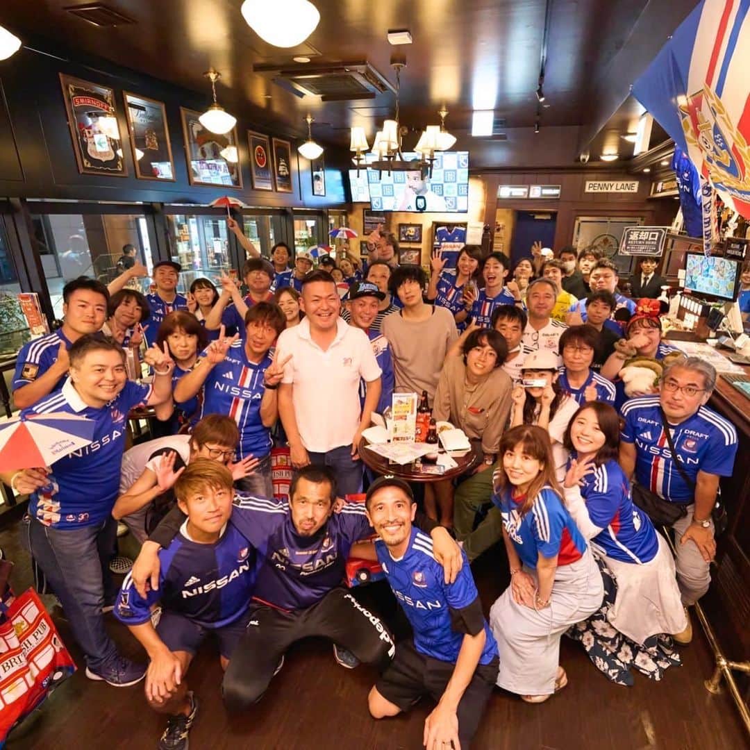 小椋祥平さんのインスタグラム写真 - (小椋祥平Instagram)「. 少し時間が経っちゃいましたが、広島戦のファンスタ⚽️  たくさんのサポーターが来てくれました👏  試合も勝ったし最高の雰囲気でした🤩  タツさんとは初対面でしたが、噂通りの「久保竜彦」さんでした🤣  #小椋祥平  #久保竜彦 さん #清水範久 さん #ジローたん  #fansta  #ファンスタ」7月3日 18時05分 - shohei_40