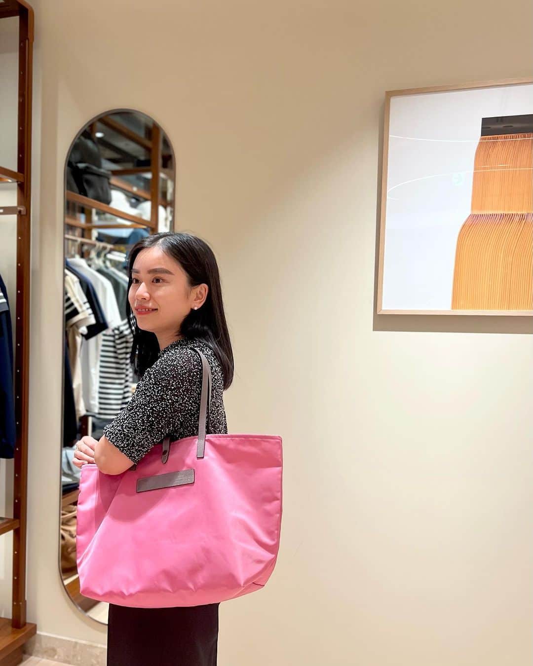 Felisi Japan 〔フェリージ〕さんのインスタグラム写真 - (Felisi Japan 〔フェリージ〕Instagram)「•••••••••••••••••••••  @felisi_japan   ニューオープンした六本木ヒルズ店へ。 昔からブランドを知っていたものの 手にとって触れさせていただくのは初めて。 なんとも優しいソフトレザー。 さすがイタリアの老舗ブランドです。  新シリーズのナイロンバッグにモノグラムバックが可愛くて… 最近、ひとつの大きな出来事を乗り越えた母に、プレゼントしました。  @felisi_golf ⛳️ 今年からスタートしたゴルフラインも気になります。 しっとりとした質感の上品なラインナップ。 両親4人から今年こそ！と誘われているので… 嬉しい出会いでした。  フィレンツェを彷彿とする素敵な空間。 なんと、トリートの神戸店を一緒に創ってくださった 勝田さんデザインだったのです！ 足を踏み入れて、すぐに分かりました。 あれにこれに…🤫🤍 @k2tko @lineinc_   #Felisi #felisi #leather #newopen #フェリージ #レザー #新店 #bag golfwear」7月3日 18時05分 - felisi_japan