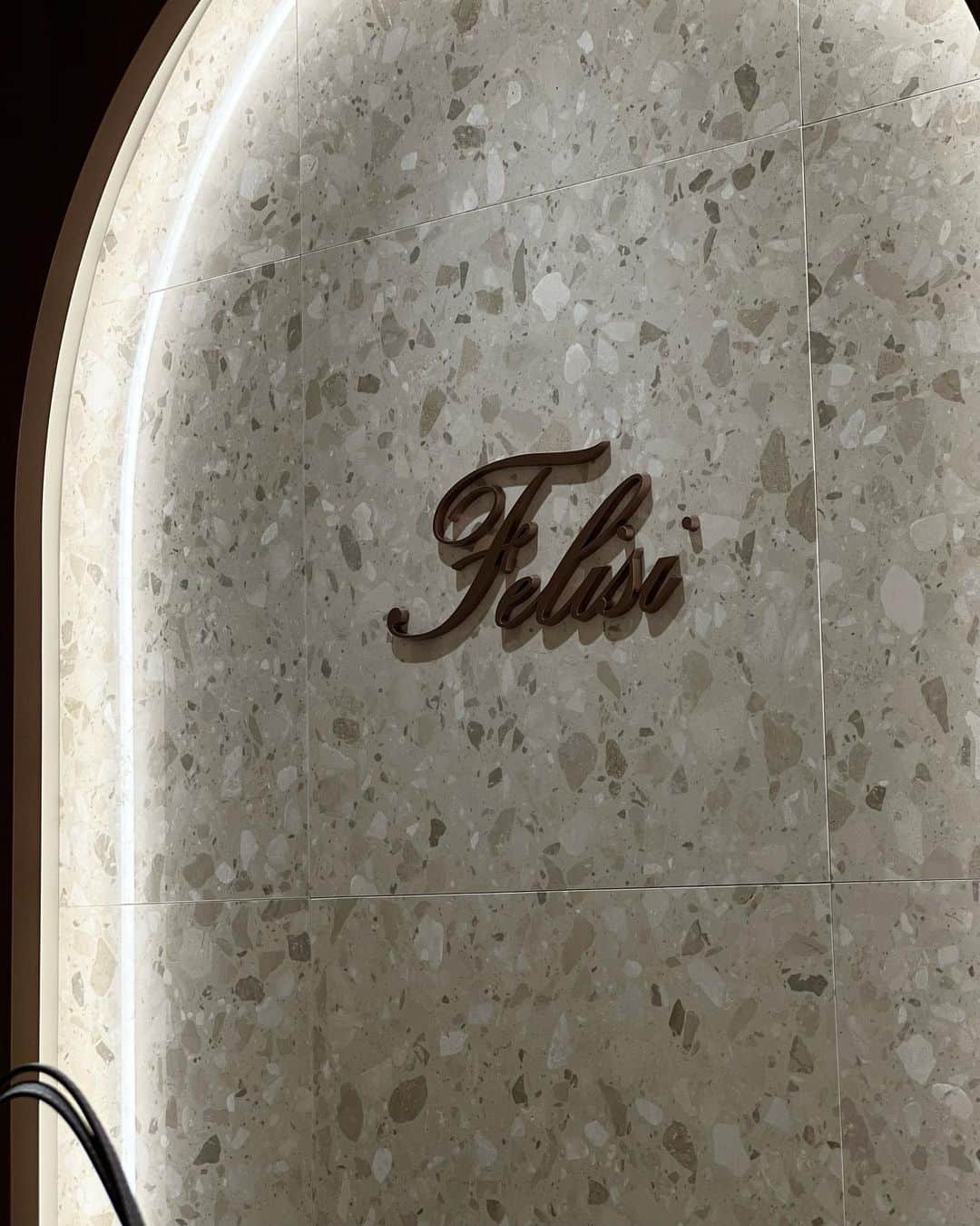 Felisi Japan 〔フェリージ〕さんのインスタグラム写真 - (Felisi Japan 〔フェリージ〕Instagram)「•••••••••••••••••••••  @felisi_japan   ニューオープンした六本木ヒルズ店へ。 昔からブランドを知っていたものの 手にとって触れさせていただくのは初めて。 なんとも優しいソフトレザー。 さすがイタリアの老舗ブランドです。  新シリーズのナイロンバッグにモノグラムバックが可愛くて… 最近、ひとつの大きな出来事を乗り越えた母に、プレゼントしました。  @felisi_golf ⛳️ 今年からスタートしたゴルフラインも気になります。 しっとりとした質感の上品なラインナップ。 両親4人から今年こそ！と誘われているので… 嬉しい出会いでした。  フィレンツェを彷彿とする素敵な空間。 なんと、トリートの神戸店を一緒に創ってくださった 勝田さんデザインだったのです！ 足を踏み入れて、すぐに分かりました。 あれにこれに…🤫🤍 @k2tko @lineinc_   #Felisi #felisi #leather #newopen #フェリージ #レザー #新店 #bag golfwear」7月3日 18時05分 - felisi_japan