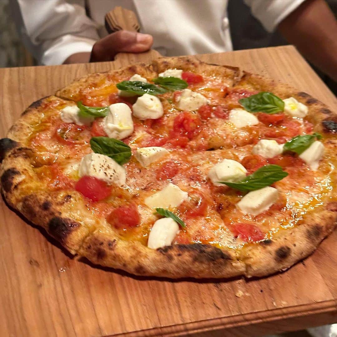 ベリッシモ・フランチェスコさんのインスタグラム写真 - (ベリッシモ・フランチェスコInstagram)「Wow! Excellent Pizza night at “The Pizza Bar on 38th at Mandarin Oriental Tokyo”🍕🥂✨ マンダリンオリエンタル東京のピザバーに行ってまた激ウマピッツァを頂きました！最高❤️✨ Una serata in una pizzeria davvero speciale😂🥂✨ #ベリッシモ #料理研究家 #francescobellissimo #chef #danielecason #mandarinorientaltokyo #thepizzabaron38th #pizza #pizzatime #pizzalover #pizzaromana #luxury #luxurylifestyle #luxurylife #マンダリンオリエンタル東京 #ピザ #ピッツァ #facciamogirareleconomia #michelineguide #gamberorosso #日本橋グルメ #イタリアン #イタリア料理　#イタリア #italianfood #vitamondana #enjoylife #coattoromanosesfonnaamagnà #イタリア料理研究家 #料理研究家ベリッシモ」7月3日 18時07分 - bellissimoyoshi