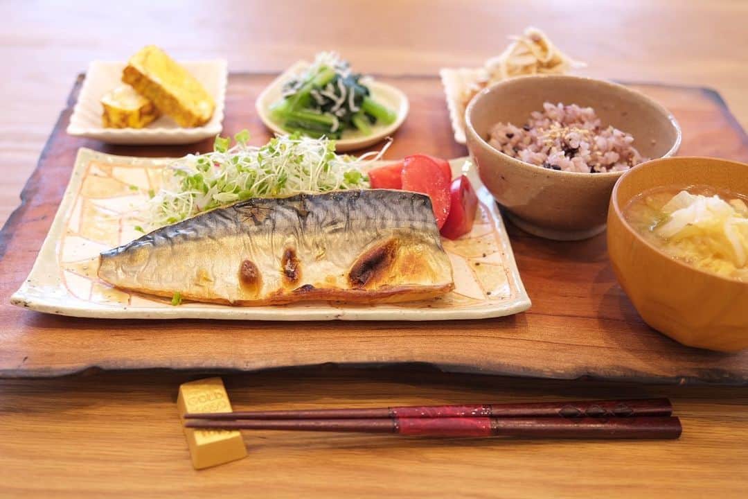 木村文乃 さんのインスタグラム写真 - (木村文乃 Instagram)「*** 今日のごはんでした。  焼きサバ キャベ千サラダ、トマト シンプルなたまご焼き 小松菜とシラスのさっぱり和え 玉ねぎポン酢のせ厚揚げ 白菜とお揚げのおみそ汁 雑穀米  サバって美味しいですよね🤭」7月3日 18時15分 - fuminokimura_official