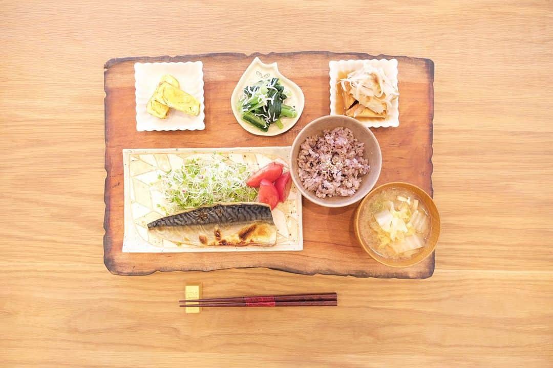 木村文乃 さんのインスタグラム写真 - (木村文乃 Instagram)「*** 今日のごはんでした。  焼きサバ キャベ千サラダ、トマト シンプルなたまご焼き 小松菜とシラスのさっぱり和え 玉ねぎポン酢のせ厚揚げ 白菜とお揚げのおみそ汁 雑穀米  サバって美味しいですよね🤭」7月3日 18時15分 - fuminokimura_official