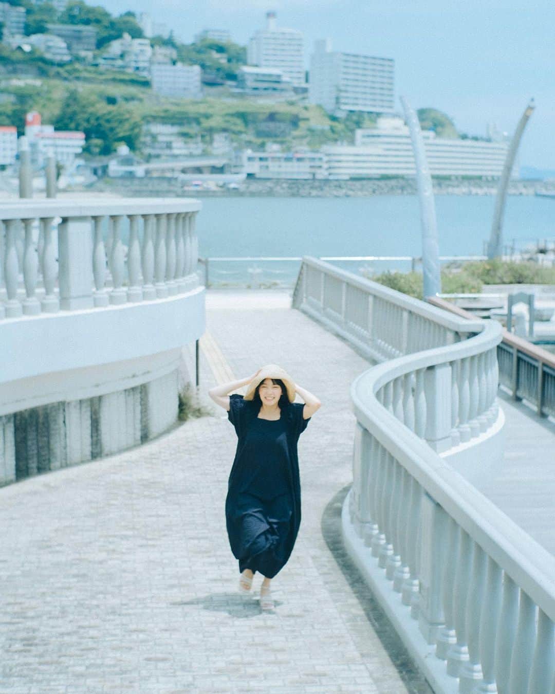 荒眞人さんのインスタグラム写真 - (荒眞人Instagram)「夏が来たね。 #あの日の心を映して   何度かお会いしてたけど 撮影は初めての、みとちゃん。 久しぶりのお散歩撮影。 とても楽しい時間でした☺︎  model: @yukimi_mito   撮影のご依頼はDMにて お受けいたします。  ウェディングのご依頼は @arca.wedding   へお願いいたします。  私のオリジナルプリセットは @curbonjp のHP もしくはプロフィールの リンクから ご購入可能です。  ＝＝＝＝＝＝＝  New Lightroom preset release!!  Also, from this time Overseas sales are now possible!  Therefore, living abroad will be available for purchase.  You can buy it from the link in my profile. @arca_0105   #麦わら帽子 #夏服コーデ  #ポートレート部  #夏コーデ #ポートレート」7月3日 18時15分 - arca_0105