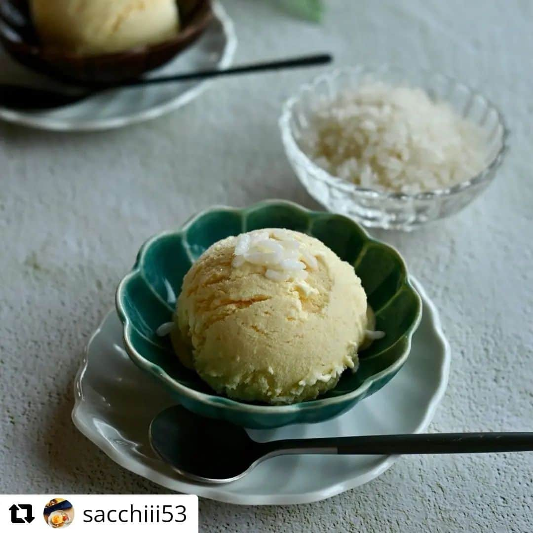 USAライス連合会さんのインスタグラム写真 - (USAライス連合会Instagram)「🍨甘酒のアイスクリームに、粒感しっかり目のカルローズ入りで美味しそう❣ お菓子・パン作りのECサイト『cotta』とのコラボ企画♪「カルローズ」を使用した @sacchiii53 さんの新感覚スイーツです。  #Repost @sacchiii53   • • • • • • 甘酒のアイスクリーム。  製菓・製パンの材料を販売してい cotta(@cotta_corecle )の企画で、カリフォルニア産米カルローズ（@usa_rice_jp ）を使って甘酒のアイスクリームを作りました。  甘酒100mlと生クリーム100mlと卵黄1個を混ぜて、最後に炊いたカリフォルニア産米カルローズを加えて混ぜ、冷凍庫で冷やして完成。 甘酒の優しい甘さとカリフォルニア産米カルローズのしっかりした粒の食感が美味しいアイスクリームができました😋 見た目、バニラアイスと間違えそうなので、トッピングにカリフォルニア産米カルローズをちょこんとのせてみました🍨  6月15日よりcotta内でカルローズの販売及びカルローズを使ったスイーツとサラダのレシピが公開されます。粒々した食感を活かしたお米スイーツとサラダのレシピです。是非作ってみてくださいね。  #カルローズ_cotta  #usaライス連合会_cotta  #カルローズ #デザートに使えるおコメ  #カリフォルニア米  #カルローズライス  #ライススイーツ  #お米のスイーツ  #usaライス連合会  #cottaアンバサダー」7月3日 18時17分 - usa_rice_jp