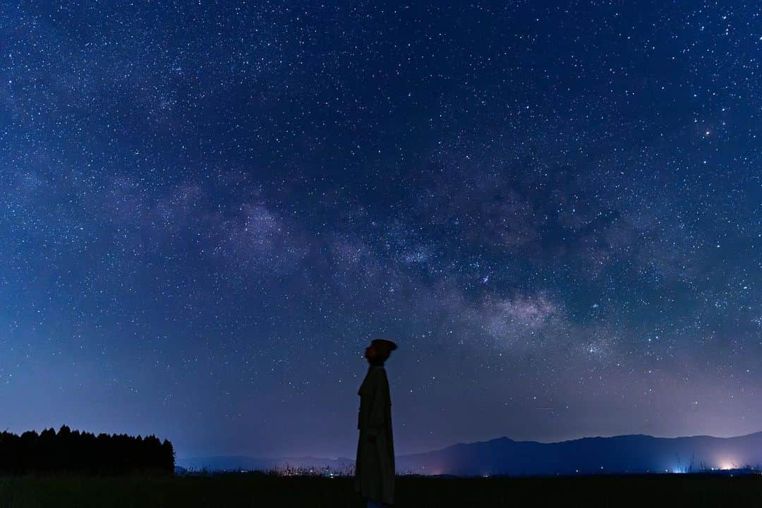 詩歩のインスタグラム：「📷 May 2023 📍 大分県 竹田市 久住高原 / Kuju Plateau , Oita Japan @take_tabi  夜空を横切る天の川🌌  大分県 #くじゅう連山 の南側に広がる #久住高原 。標高が高くて街明かりがないことから、星空がキレイにみえるスポットです。  ここでの星空鑑賞は今回がはじめて。 5月は深夜になると天の川が地平線上にのぼってくるはず、と思い早めの夕食を済ませて暗闇の中スタンバイ。  徐々に目が暗闇に慣れてくると、南側に開けた空に天の川がのぼってきて、肉眼でもクッキリと目視✨まるで天然のプラネタリウム🪐  このまま原っぱにごろ〜んと寝転んで眺めたいな…と思いつつ、5月なのに山の上はかなり冷えたので、ブルブルと震えながら車に駆け込みました。笑  大分県豊肥振興局 @houhi.official さんのお仕事で巡ってきました！大分県の他の写真はこのタグでまとめています / Posts of this area can be found in this tag.→ #shiho_oita   Milky Way crossing the night sky! #KujuPlateau is located on the south side of the #KujuMountainRange in Oita Prefecture. The high altitude and darkness make it a beautiful spot for star gazing. This is the first time for me to see the starlit sky here. I thought that the Milky Way should rise above the horizon at midnight in May, so I finished dinner early and stood by in the dark. As my eyes gradually became accustomed to the darkness, I saw the Milky Way rising in the open sky to the south, clearly visible to the naked eye. I wanted to just lie down on the field and watch it... but it was quite cold on top of the mountain even in May, so I ran to the car, shivering and shivering.   ©︎Shiho/詩歩」