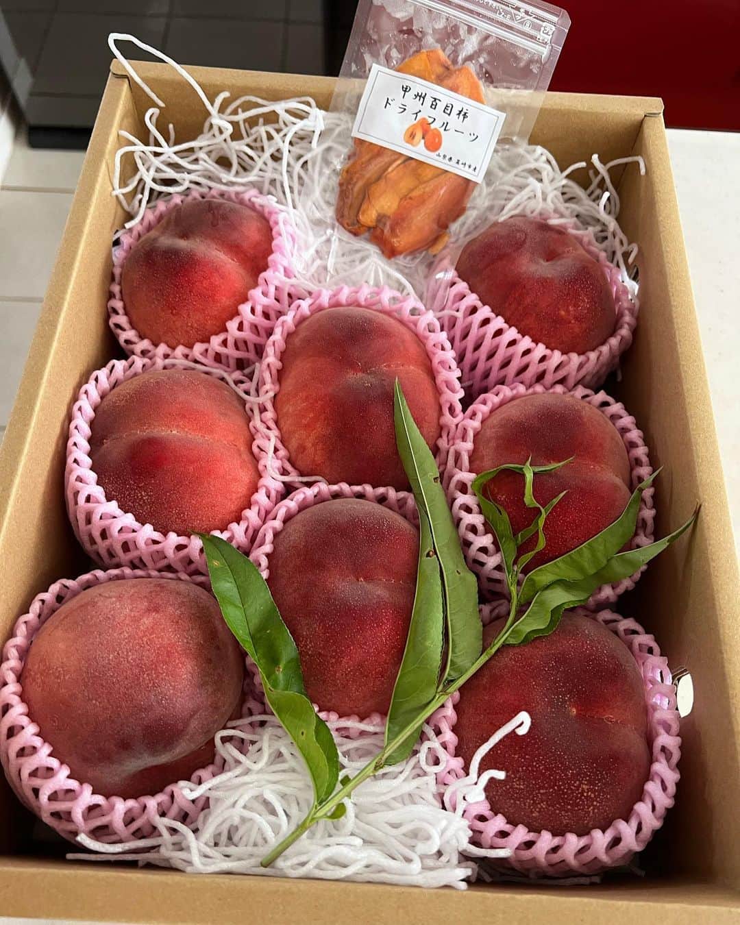 神谷麻美さんのインスタグラム写真 - (神谷麻美Instagram)「#山梨県産もも お取り寄せ〜🩷🍑🩷👼🏻🌈🩷✨️ すごい大きいし、とてもジューシーで甘くて美味しすぎるっ❣️❣️🍑🥰💖💖💖✨️  色付きも綺麗で見た目も豪華にインパクトがあるから、贈り物や自分へのご褒美にオススメ🩷✨️  山梨県韮崎市の桃農家「#燃実農園」の厳選した特大サイズの桃で、 #贈答用桃 3kgだよ❤️🥰✨️  太陽をいっぱい浴びて育ったワンランク上の#極上 の桃だね🩷🍑🌞🌈🩷✨️  #食べチョク燃実農園 🍑🩷✨️ https://www.tabechoku.com/producers/26717   PR @moemifarm2016 #お取り寄せグルメ #お取り寄せ果物 #特大桃  #山梨桃 #果物通販」7月3日 18時18分 - asamice428