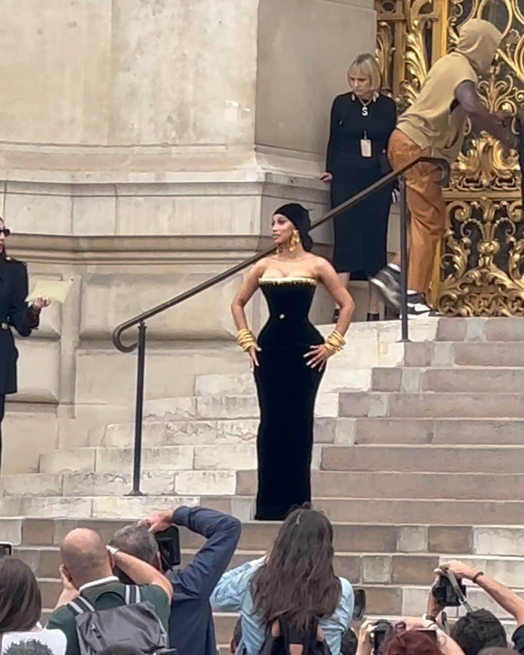 ELLE Brasilのインスタグラム：「É ela! @iamcardib fez a alegria dos fotógrafos e do público que ainda estava na saída do desfile de @danielroseberry para a @schiaparelli , que acaba de acontecer em Paris. Após assistir ao desfile da primeira fila, a cantora saiu pra dar um alô na escadaria do Petit Palais. Nos stories você pode conferir a cobertura completa do show e em breve no feed o review da coleção. #ellenacouture」