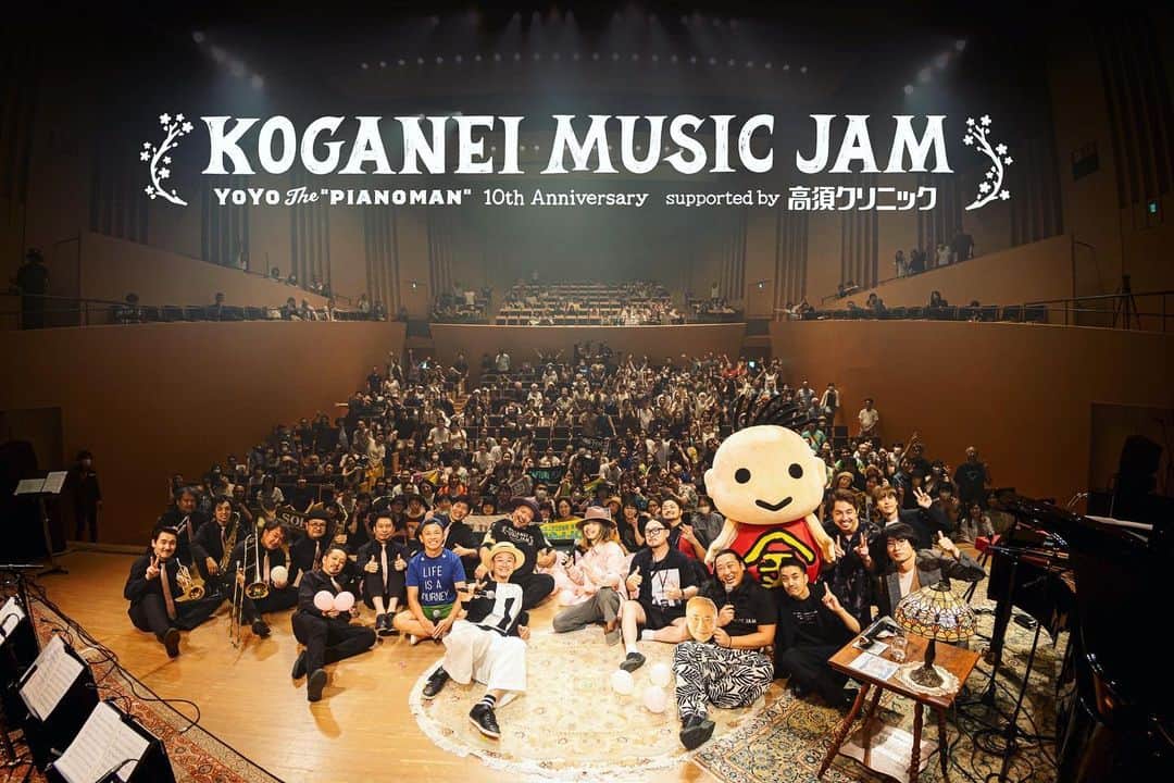 YoYoのインスタグラム：「伝説の１日がココに！！！  KOGANEI MUSIC JAM 2023〜YoYo the "Pianoman" 10th Anniversary〜 7月2日(日)無事にこの日を迎え開催することができました！  豪華すぎるメンバーが武蔵小金井＝ムサコに集結！！ キヨサク(MONGOL800)、fox capture plan、GAKU-MC、GooF(SOFFet/アスタラビスタ)、YoYo the "Pianoman" に加え、スペシャルゲスト高須克弥院長＝パンサー高須(°▽°)  そこにさらに・・・ サプライズゲストーーーーー！！！！！！！ よく見てください！ 「れっみーしーんよーんふぁい！」www  ロバート秋山さん！！！！！  熱狂のセッションへと導かれたラストシーン！！！Beutiful Smileをこよなく愛す超ビッグゲストがムサコへお祝いに駆けつけてくれたのです！！！\(//∇//)\  語り尽くせない、、、これが感無量！！！  ご来場の皆さま、伝説の証人となってくれた皆さま、本当にありがとうございました！！！  YoYo the "Pianoman"活動スタートより満10周年というタイミング、SOFFetデビュー20周年の重なったタイミング、ひたすら前を向いて歩き続けた先にあった、想像もしなかった最高潮のステージ、、、導かれた今。  本当に沢山の方の思い、思いを行動に移してくれた結果で、完成させられた１日です。 駆けつけてくれた豪華アーティスト達、体調の心配もある中、最高の指揮で会場を沸かせてくれた高須院長、笑いの渦へと導いてくれたロバート秋山さん、オープニングアクト&ホストのチャン・オータくん、コーラス参加のSkip the Chips、ホワイエエリアを演奏で温めてくれた若手音楽家達、ホワイエエリアで出店くださった菓子工房ビルドルセさん、ドリンク販売協力及び多大なご協力のswitchさん、ドリンク販売担当及び多大なご協力の黄金バルITERさん、バルーンで華やかなエントランスを作ってくださったコズミックさん、高級カーペットでステージを華やかにしてくれた石井&みさき、ロゴデザインHaruna Inuyama、オシャレ衣装協力のANREALAGE、こきんちゃん及び後援小金井市、小金井市商工会、小金井観光まちおこし協会、舞台監督さん音響さん照明さん録音さん映像オペレーターRyohey、有能映像ディレクターsueさん、スチール班dorlis & Akaneとスペシャルスチール藪田さん(GHIBLI)、映像制作EditorのTomo Nakayama、イベント制作陣の皆さん、裏でケータリングなど設営を抜け目なくやってくれた皆さん、僕の身の周りをケアしてくれるマネージメントチーム、小金井の販売協力店さん、プロモーション協力のドン・キホーテさん、この音楽フェスへの立ち上げに共感して行動してくださった沢山の企業の皆さま、飲食店の皆さま、気持ちを示してくださった個人さまも、、、 本当に本当にありがとうございました！  チームKOGANEI MUSIC JAM、心から充実した時間を過ごす事ができました。  そして最高の音を一緒に作り上げてくれた副田整歩リーダー率いるホーン隊達！！ 10年前のデビューライブを一緒に作り上げ、YoYo the "Pianoman"を最も近くで成長させてくれる欠く事のできない最高のジャズメン、鈴木直人(Gt)長谷川ガク(Drums)中林薫平(Bass)！！！へ心からの感謝と敬意を！！！  感謝するべき人の顔が溢れてくる今です。。。  幸せです。(TT)  Photography by Akane  また改めて、、、レポートします。」