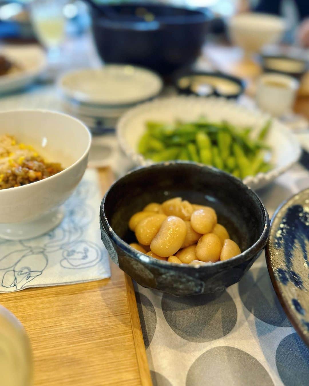鈴木六夏さんのインスタグラム写真 - (鈴木六夏Instagram)「週末は嬉しい仲良しご家族の お客様でした☺️  とうもろこしご飯を焼きバージョンで。  白とうもろこしを茹でで削いで 塩麹とミキサーしただけのコーンスープは先日の　@iro_tokyo で頂いてとても美味しかったものを再現しました🤲🏼🌽  取り箸に使っているのは またまた目利きの友人がギフトしてくれた、お箸SET。もったいなくて日常使いは出来ず、取り箸に☺️☺️自分だけの感性ではきっと選べなかっただろう逸品を頂くと、本当に生活が豊かになりますね😆✨　@hayjapan」7月3日 18時22分 - rikuka.62