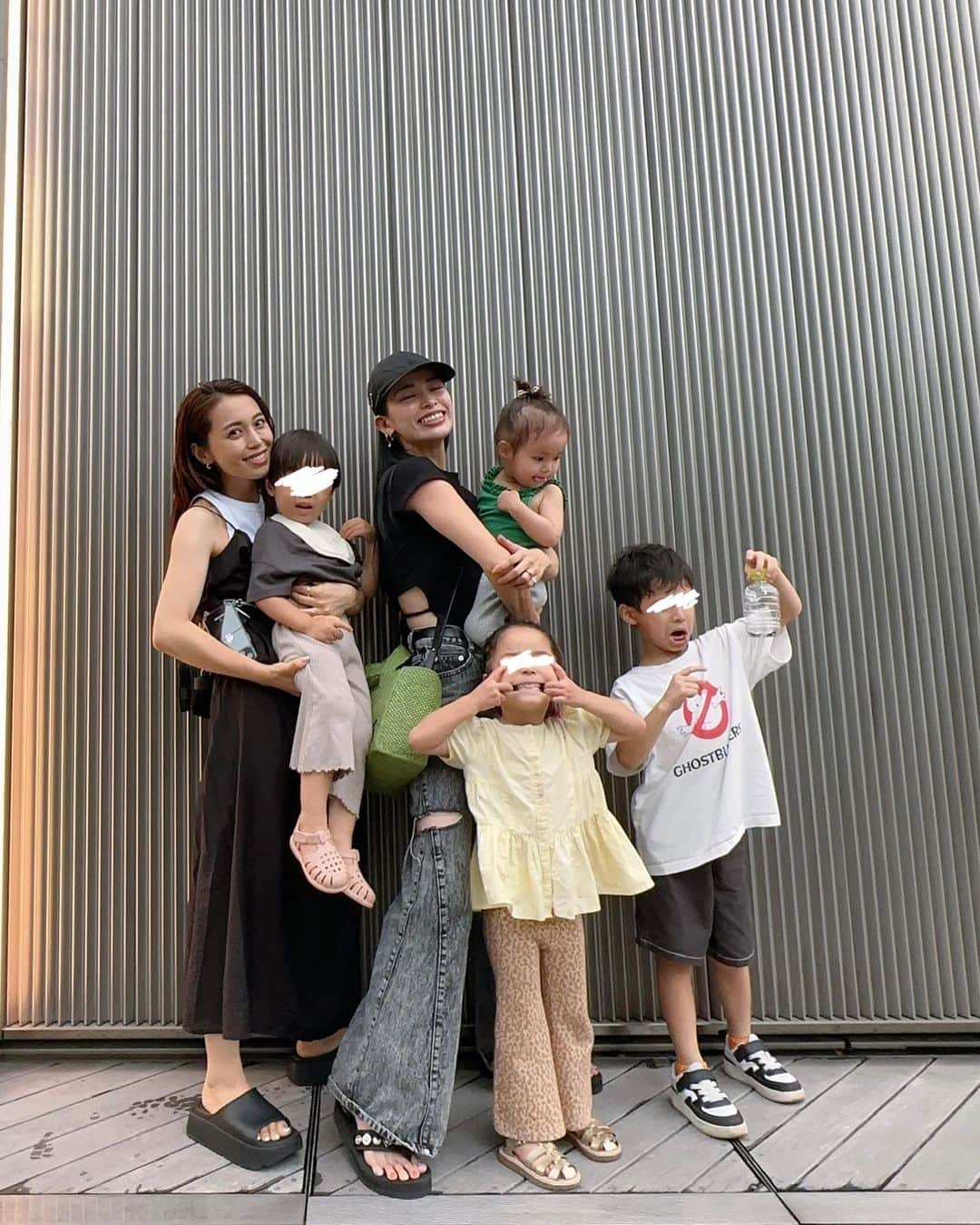 尾崎紗代子さんのインスタグラム写真 - (尾崎紗代子Instagram)「. @minemura_yui と一緒に子供達を 遊ばせよう！の日。 子供達がペットボトルの中にダンゴムシを２０匹くらい 集めてて大変気持ち悪かった🤢  夜は二人で飲みに🍺 ４枚目以降は優衣との写真を探してたら出てきた懐かしいシリーズ。  #最後のeggの表紙には私いないよ #絶対絡みたくない怖いお姉さんがいたので保存した #さのまい #さのまいこ #ストリートファイターに出てきそうなくらいこわい #目の前にいたらとりあえずうつむく #こわい #その顔でこっち見ないで #ちびる #momlife #mommylife #mommy  #育児 #ママライフ  #6歳 #4歳 #1歳 #motherof3 #motherhood  #family #familyphoto  #3人育児  #3児のママ #3児ママ  #familytime  #5人家族 #familyphotograhy #familyfirst」7月3日 18時25分 - osayo_osayo