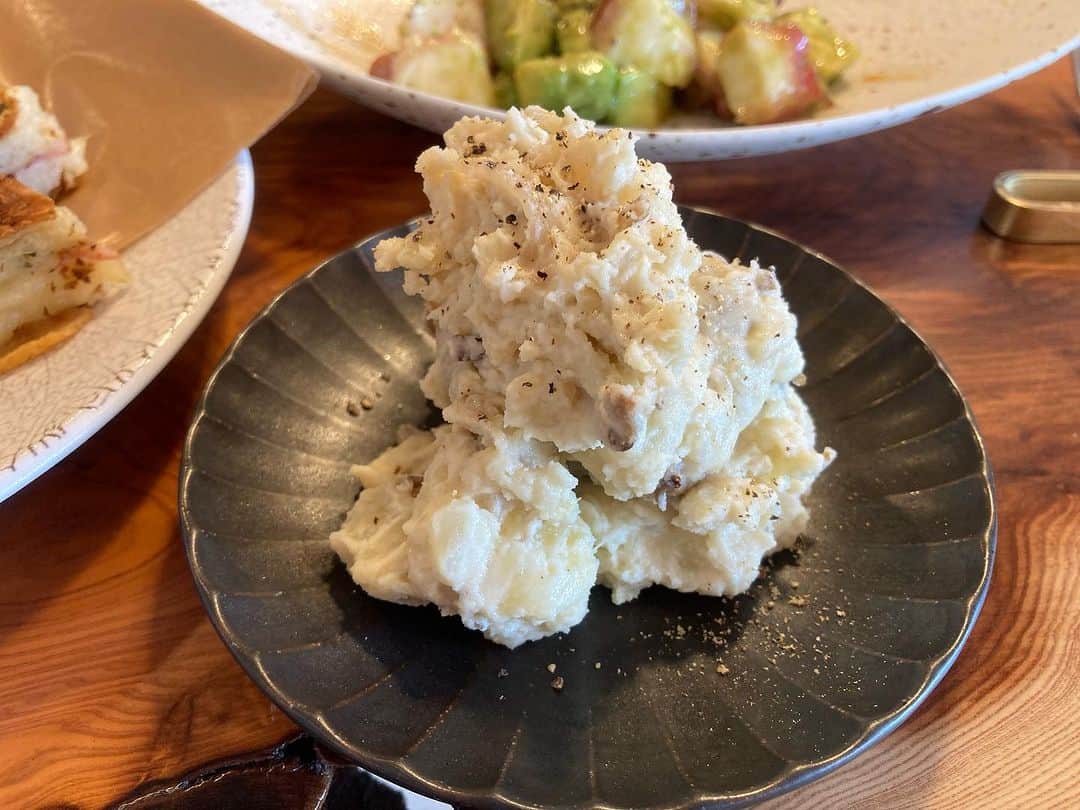 のインスタグラム：「⠀ ⠀  隠し味が効いているポテトサラダ🥔  隠し味...内緒🤫  #ポテトサラダ #男飯 #料理 #料理男子」