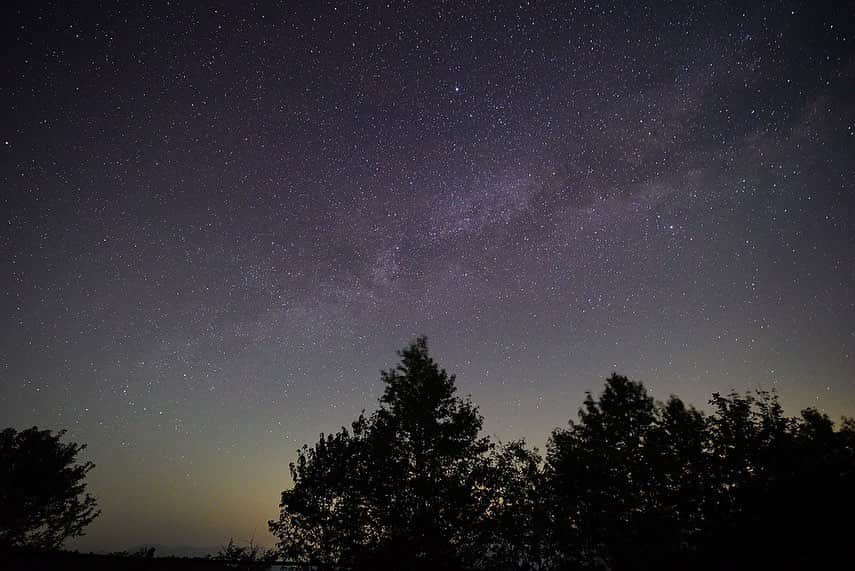 【公式】八ヶ岳高原ロッジ・八ヶ岳高原音楽堂のインスタグラム：「7月の星空 ～ 夏の大三角を見つけよう ～   梅雨が明ける頃、夜10時位になると頭上に天の川が巡ってきます。 北東方向から南西方向へ銀河は流れ下り「夏の大三角（こと座ベガ・わし座アルタイル・はくちょう座デネブ）」の星の並びを確かめることができます。 さらに下ればさそり座・いて座の星の濃いところは銀河の中心部となり、淡い雲の塊のように見える天の川が… まさに夏本番への星空の光景となります。  ▶︎八ヶ岳高原ロッジにご宿泊されたお客さまにはお馴染みの、星景写真家・有賀哲夫先生（@skyscene1）が、Instagramでも八ヶ岳の星空をご案内💁‍♂️  画像に記してくださった星座線をガイドに、ぜひ7月の星空観察をお楽しみください。  #夏の大三角 #夏の大三角形 #夏の風物詩 #天の川 #天の川銀河 #七夕 #夏の夜空 #星景写真 #星景 #星景ら部 #星空 #星空撮影 #星空フォト #星空好きな人と繋がりたい #星空観察 #織姫と彦星 #星 #銀河 #ベガ #はくちょう座 #アルタイル #わし座 #starphotography #蠍座 #射手座」