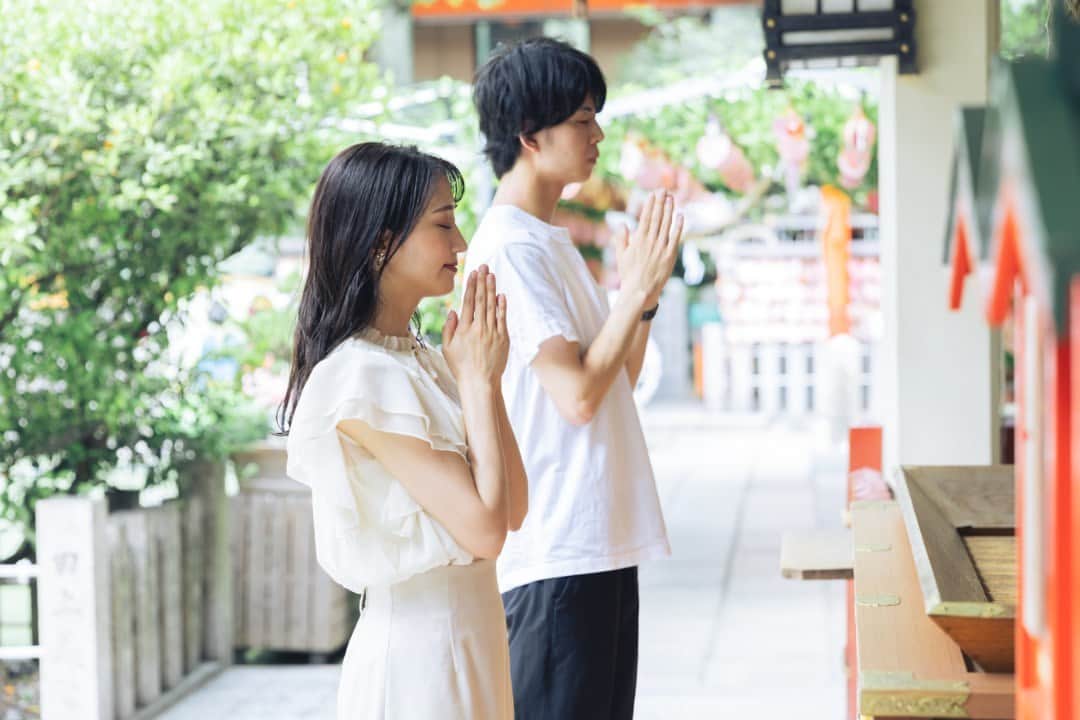 ヒルトン大阪 Hilton Osakaさんのインスタグラム写真 - (ヒルトン大阪 Hilton OsakaInstagram)「この夏は、大切な人と一緒に大阪旅をしませんか？  大阪では縁結びの神社として親しまれている、カップル旅行にぴったりな露天神社（つゆ　てんじんしゃ、通称：お初天神)。ヒルトン大阪から徒歩8分の距離にあります。👩‍❤️‍👨  街の真ん中にありながら、のどかな雰囲気を味わえるお初天神をぜひ一度訪ねてみてください。  参拝した後は、ゆっくりと梅田近辺を散策。ショッピングもお楽しみいただけます☕  宿泊のご予約は @hiltonosaka ホームページより。  Why not plan a romantic trip to Osaka with your loved one this summer?  “To You Tenjin Shrine”, also known as Ohatsu Tenjin, is a renowned matchmaking shrine in Osaka and an ideal destination for a couple's getaway. It's conveniently located just an 8-minute walk from Hilton Osaka.👩‍❤️‍👨  Ohatsu Tenjin exudes a serene atmosphere despite being situated in the bustling downtown area. After exploring the shrine, take a leisurely stroll through the vibrant Umeda area, where you can also indulge in some shopping.☕  To make an accommodation reservation, please visit our website at @hiltonosaka.  === #ヒルトン大阪 #カップル旅行 #梅田デート #露天神社 #お初天神 #縁結び #大阪旅行 #大阪旅 #大阪デート #HIltonOsaka #OsakaTravel #OhatsuTenjin #OsakaTrip」7月3日 18時30分 - hiltonosaka