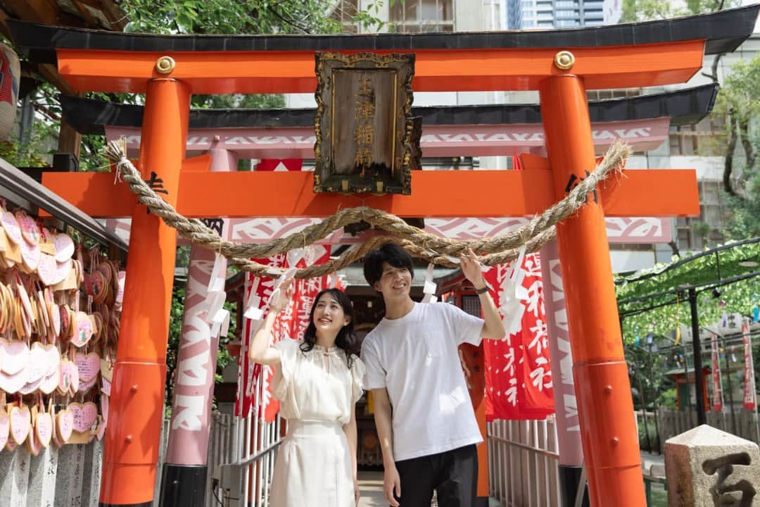 ヒルトン大阪 Hilton Osakaさんのインスタグラム写真 - (ヒルトン大阪 Hilton OsakaInstagram)「この夏は、大切な人と一緒に大阪旅をしませんか？  大阪では縁結びの神社として親しまれている、カップル旅行にぴったりな露天神社（つゆ　てんじんしゃ、通称：お初天神)。ヒルトン大阪から徒歩8分の距離にあります。👩‍❤️‍👨  街の真ん中にありながら、のどかな雰囲気を味わえるお初天神をぜひ一度訪ねてみてください。  参拝した後は、ゆっくりと梅田近辺を散策。ショッピングもお楽しみいただけます☕  宿泊のご予約は @hiltonosaka ホームページより。  Why not plan a romantic trip to Osaka with your loved one this summer?  “To You Tenjin Shrine”, also known as Ohatsu Tenjin, is a renowned matchmaking shrine in Osaka and an ideal destination for a couple's getaway. It's conveniently located just an 8-minute walk from Hilton Osaka.👩‍❤️‍👨  Ohatsu Tenjin exudes a serene atmosphere despite being situated in the bustling downtown area. After exploring the shrine, take a leisurely stroll through the vibrant Umeda area, where you can also indulge in some shopping.☕  To make an accommodation reservation, please visit our website at @hiltonosaka.  === #ヒルトン大阪 #カップル旅行 #梅田デート #露天神社 #お初天神 #縁結び #大阪旅行 #大阪旅 #大阪デート #HIltonOsaka #OsakaTravel #OhatsuTenjin #OsakaTrip」7月3日 18時30分 - hiltonosaka