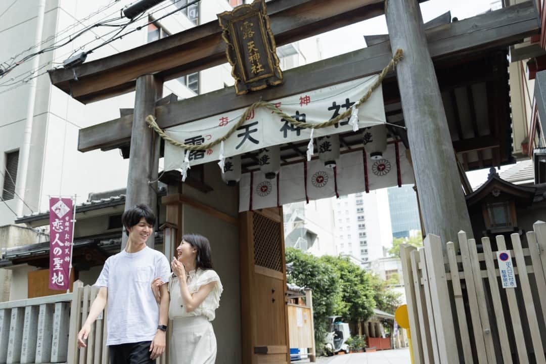 ヒルトン大阪 Hilton Osakaさんのインスタグラム写真 - (ヒルトン大阪 Hilton OsakaInstagram)「この夏は、大切な人と一緒に大阪旅をしませんか？  大阪では縁結びの神社として親しまれている、カップル旅行にぴったりな露天神社（つゆ　てんじんしゃ、通称：お初天神)。ヒルトン大阪から徒歩8分の距離にあります。👩‍❤️‍👨  街の真ん中にありながら、のどかな雰囲気を味わえるお初天神をぜひ一度訪ねてみてください。  参拝した後は、ゆっくりと梅田近辺を散策。ショッピングもお楽しみいただけます☕  宿泊のご予約は @hiltonosaka ホームページより。  Why not plan a romantic trip to Osaka with your loved one this summer?  “To You Tenjin Shrine”, also known as Ohatsu Tenjin, is a renowned matchmaking shrine in Osaka and an ideal destination for a couple's getaway. It's conveniently located just an 8-minute walk from Hilton Osaka.👩‍❤️‍👨  Ohatsu Tenjin exudes a serene atmosphere despite being situated in the bustling downtown area. After exploring the shrine, take a leisurely stroll through the vibrant Umeda area, where you can also indulge in some shopping.☕  To make an accommodation reservation, please visit our website at @hiltonosaka.  === #ヒルトン大阪 #カップル旅行 #梅田デート #露天神社 #お初天神 #縁結び #大阪旅行 #大阪旅 #大阪デート #HIltonOsaka #OsakaTravel #OhatsuTenjin #OsakaTrip」7月3日 18時30分 - hiltonosaka