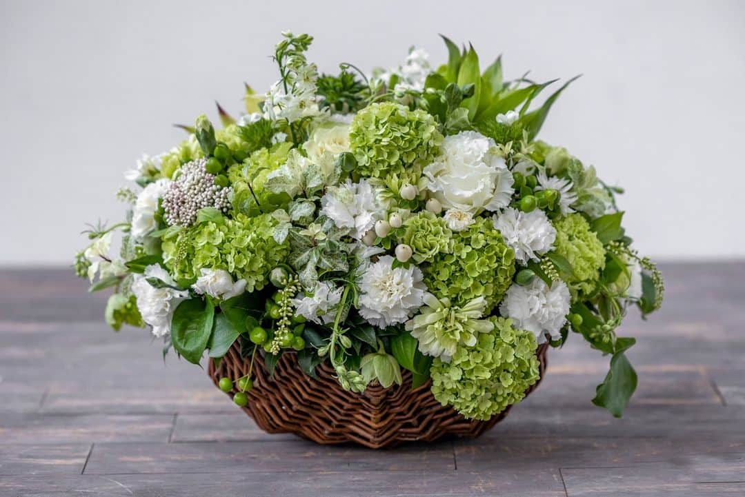 ニコライ・バーグマン・フラワーズ＆デザインさんのインスタグラム写真 - (ニコライ・バーグマン・フラワーズ＆デザインInstagram)「💚🤍 Refreshing basket full of greens and whites 🧺⁠ .⁠ .⁠ .⁠ .⁠ #nicolaibergmann #flowerdesign #floralart #ニコライバーグマン #フラワーデザイン #니콜라이버그만 #꽃다발 #цветочноеоформление #blumenkunst #artefloral」7月3日 18時30分 - nicolaibergmann