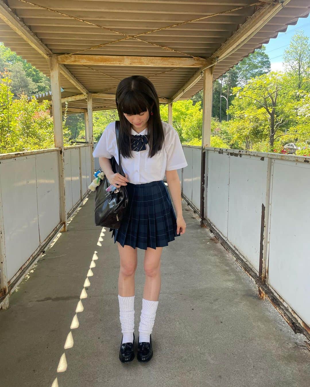 小西桜子さんのインスタグラム写真 - (小西桜子Instagram)「#スイートモラトリアム   高校時代のなかでも実は振り幅が大きいりんごちゃん　 ヘアやスタイリングでとっても可愛く、細やかに変化をつくっていただいておりました　感謝です こちらは垢抜け後のきらきらりんごちゃん こんなルーソの似合うJ Kに憧れてたなあ、平成世代です  りんごイヤリング、にも注目です🍎」7月3日 18時31分 - sakurako_kns