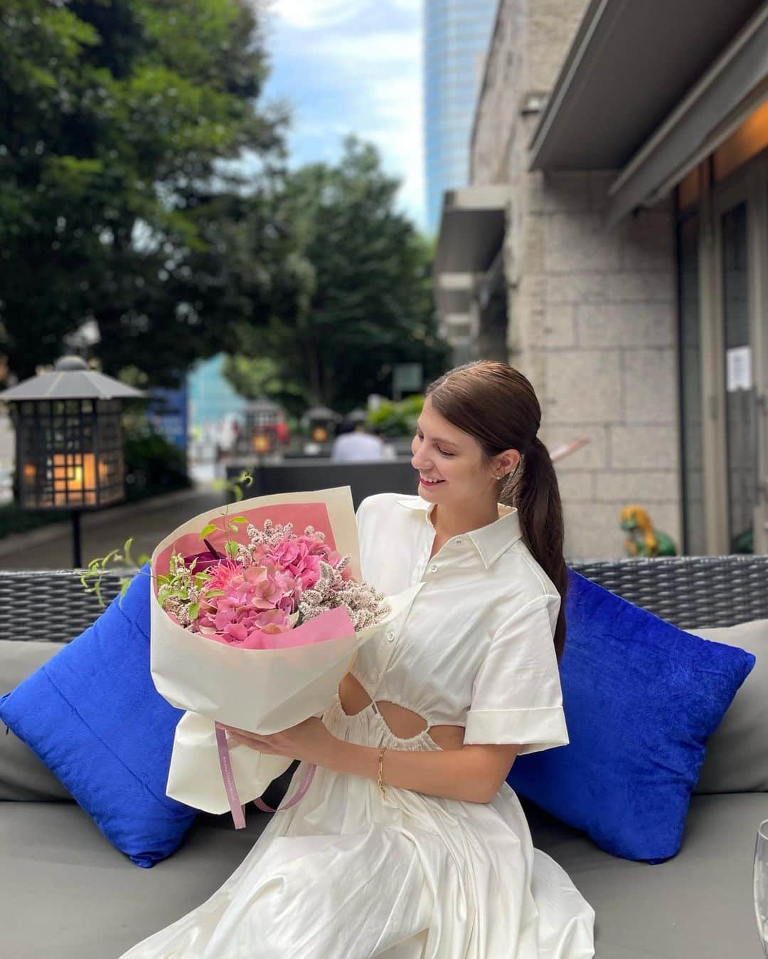 マギーさんのインスタグラム写真 - (マギーInstagram)「萌子さんとキャッチアップ💗 @moekofukuda  マギーちゃんをイメージしてお花を選んだよってブーケを頂いた〜🫶🫶🫶  お家のカラーともぴったり😍 嬉しいな〜🐕 年齢を重ねてお花の大切さとか込められた思いとか、さらに有り難く感じるようになったな〜☺️」7月3日 18時31分 - maggymoon